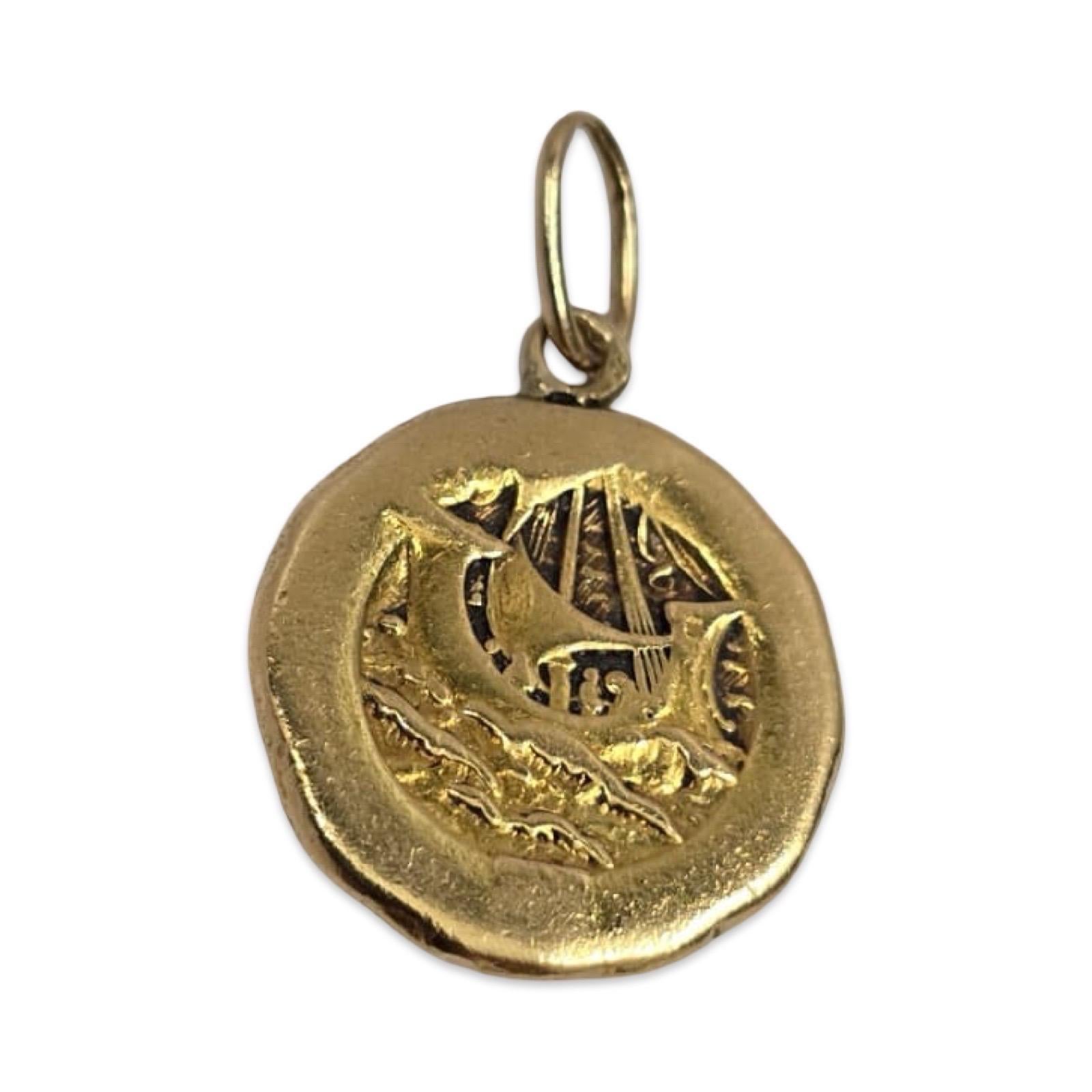 da uomo o donna Ciondolo a medaglione mitologico in oro ad alta caratura - Design scultoreo su due lati in vendita