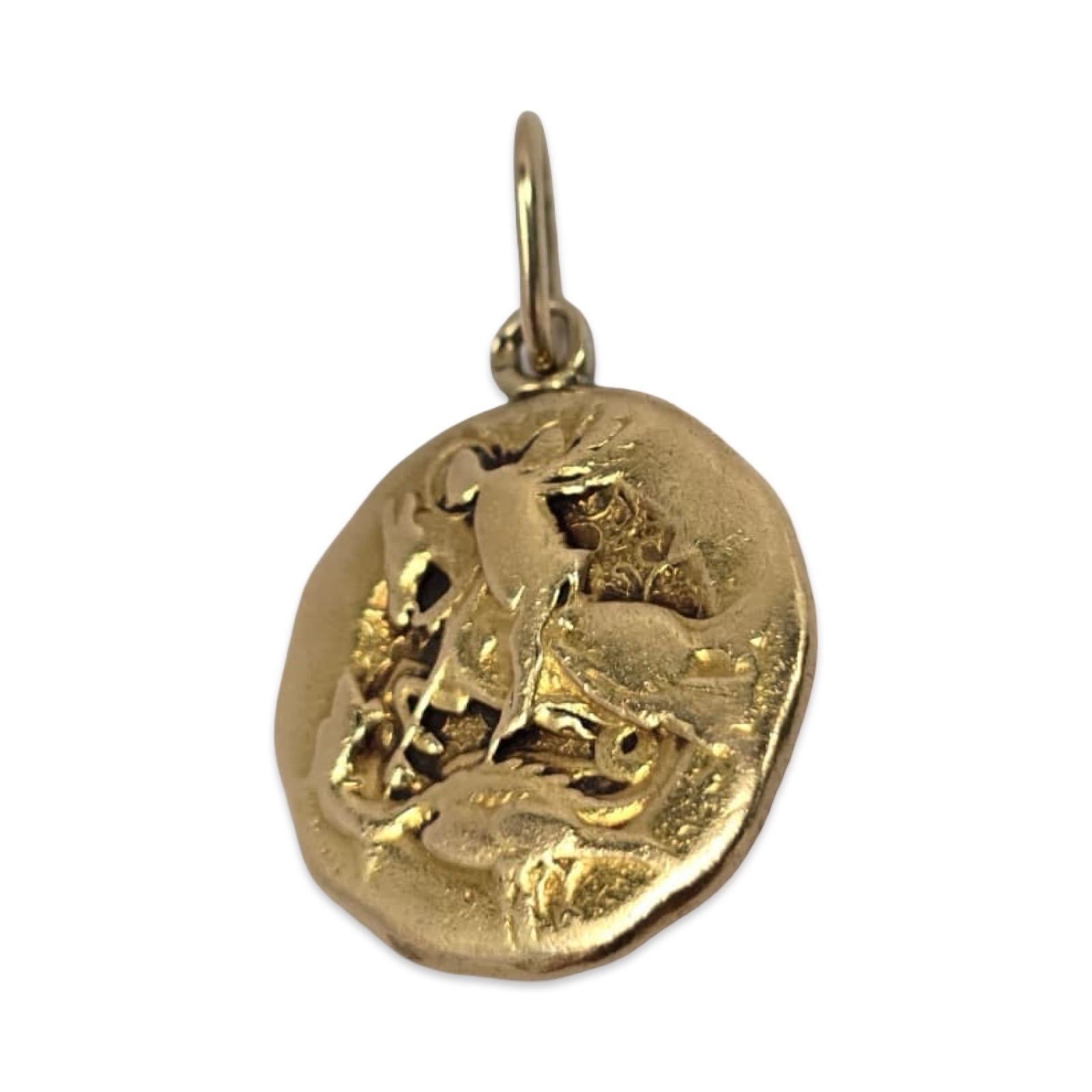 Ciondolo a medaglione mitologico in oro ad alta caratura - Design scultoreo su due lati in vendita 1