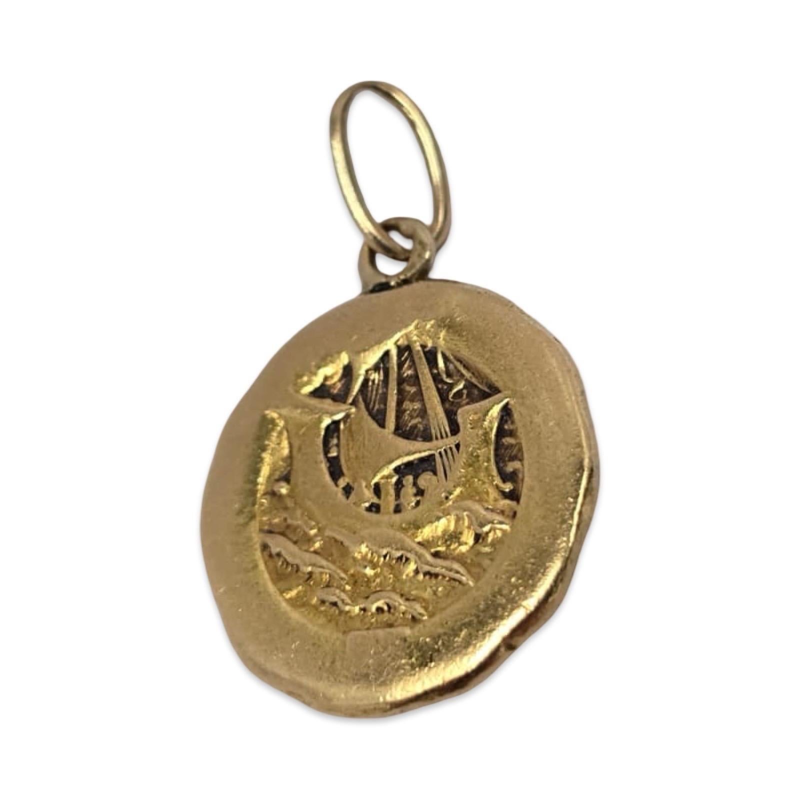 Ciondolo a medaglione mitologico in oro ad alta caratura - Design scultoreo su due lati in vendita 2