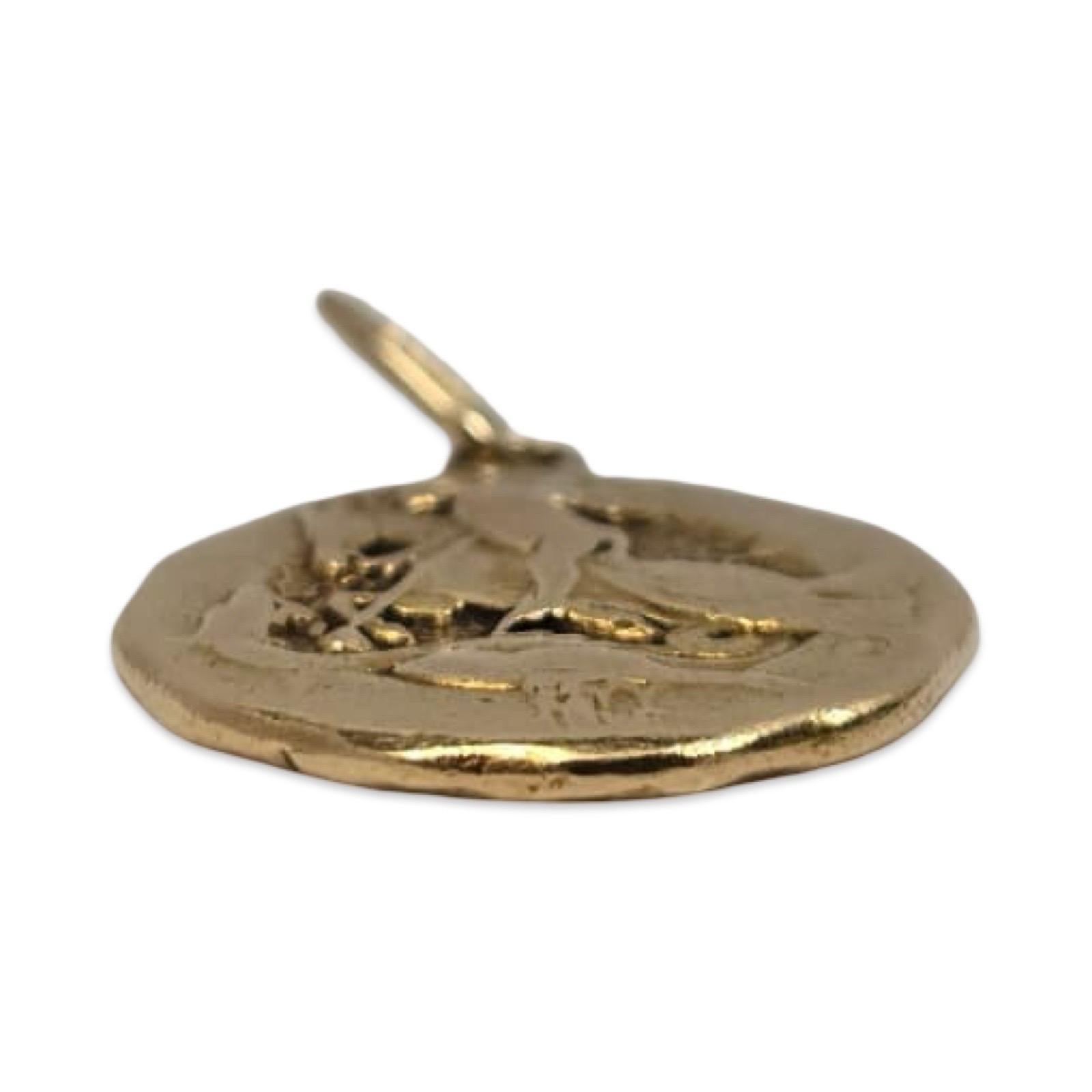 Ciondolo a medaglione mitologico in oro ad alta caratura - Design scultoreo su due lati in vendita 3