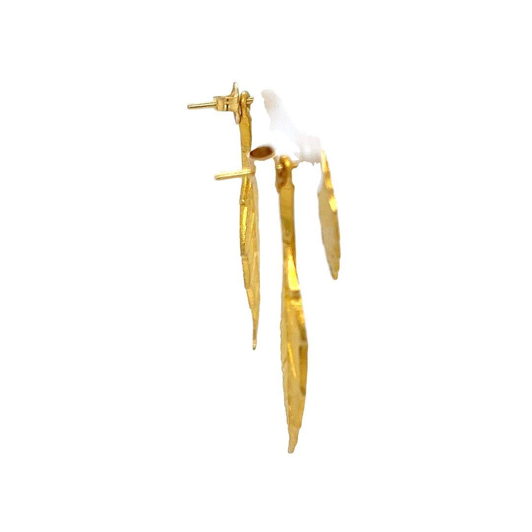 Orecchini alti e bassi in oro giallo 18 carati con design a forma di foglie In condizioni buone in vendita a Coral Gables, FL