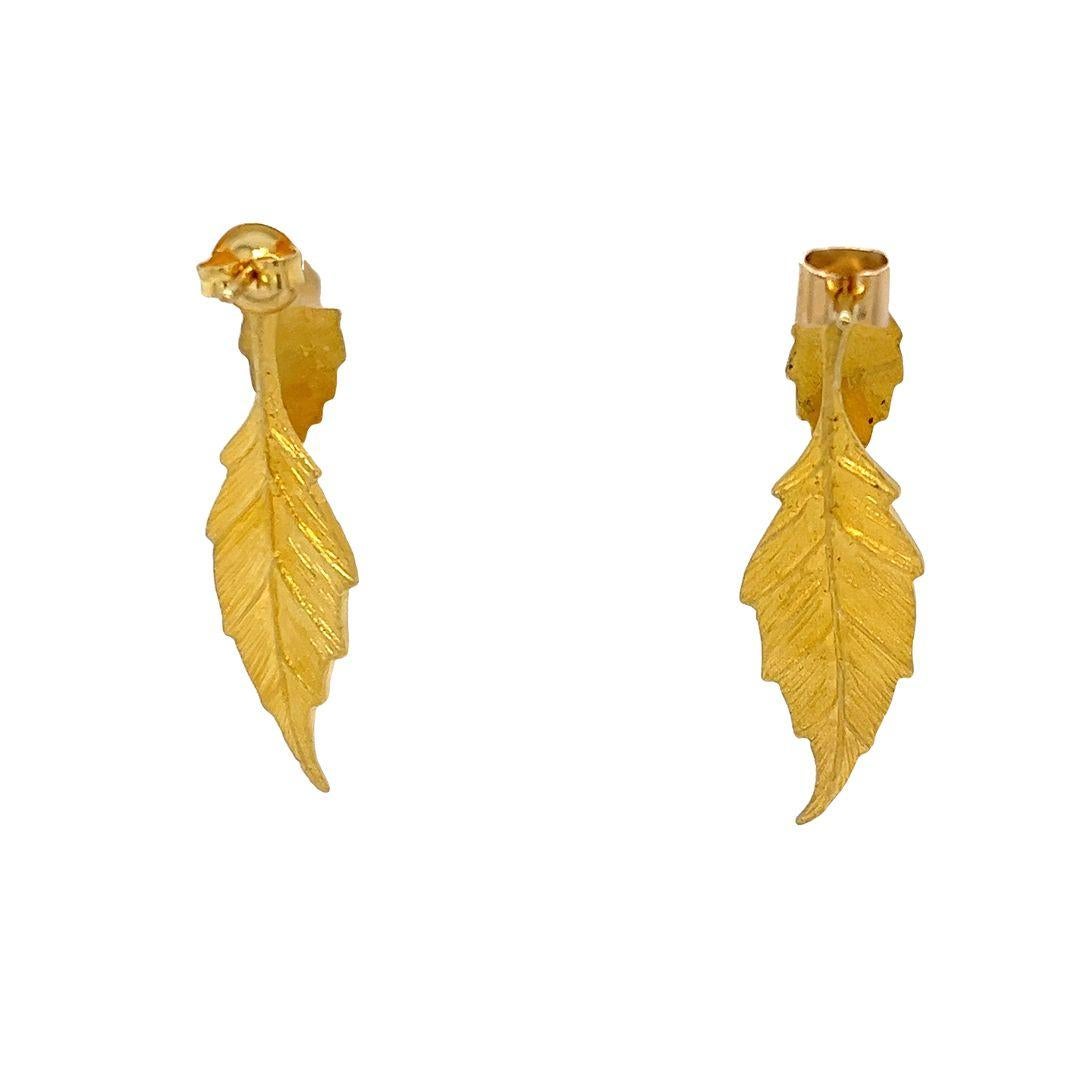 Donna Orecchini alti e bassi in oro giallo 18 carati con design a forma di foglie in vendita