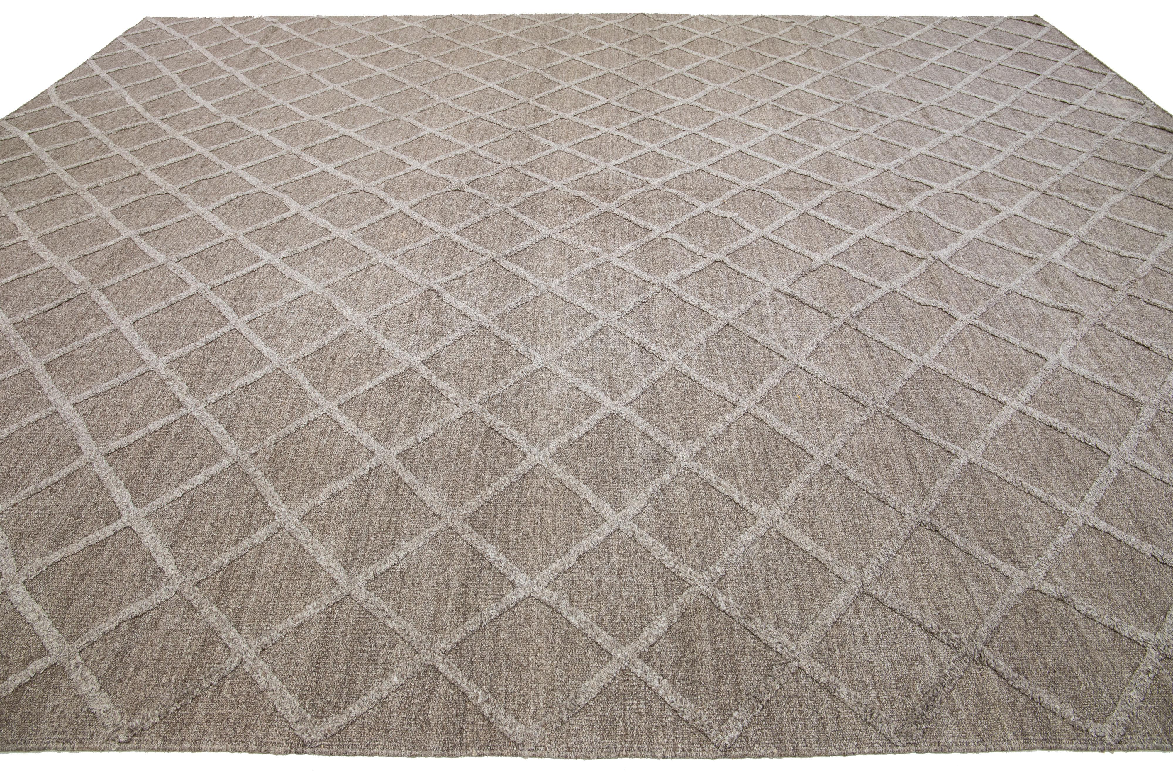 High-Low Contemporary Flaweave Kilim Wool Rug With Trellis Design In Brown In New Condition For Sale In Norwalk, CT