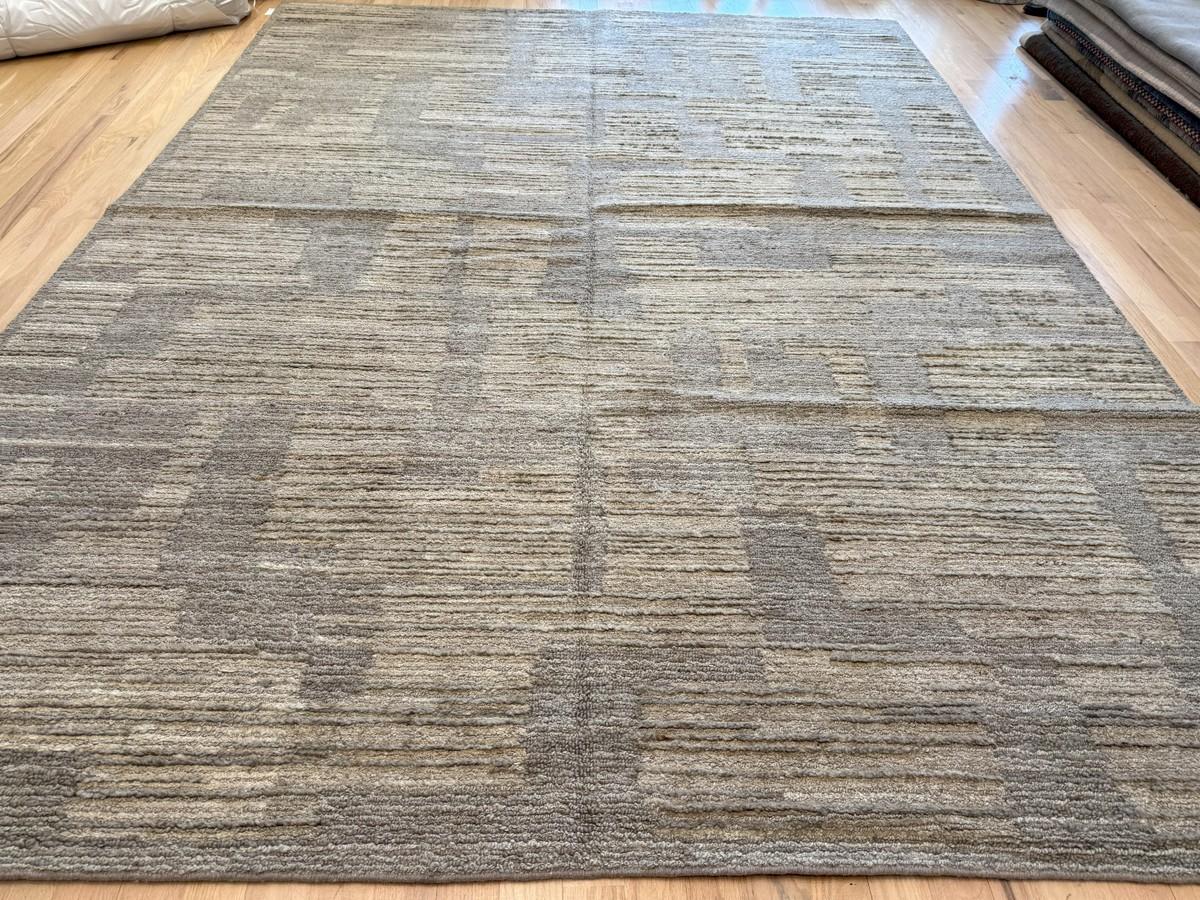 Aus unserer neuesten Kollektion marokkanischer Designs stammend, ist dieser hohe, niedrige Übergangsteppich in olivgrüner Ton in Ton-Farbe handgefertigt und in Indien handgeknüpft. Das Hoch-Tief-Muster ist ein einfaches, aber strukturiertes Design,