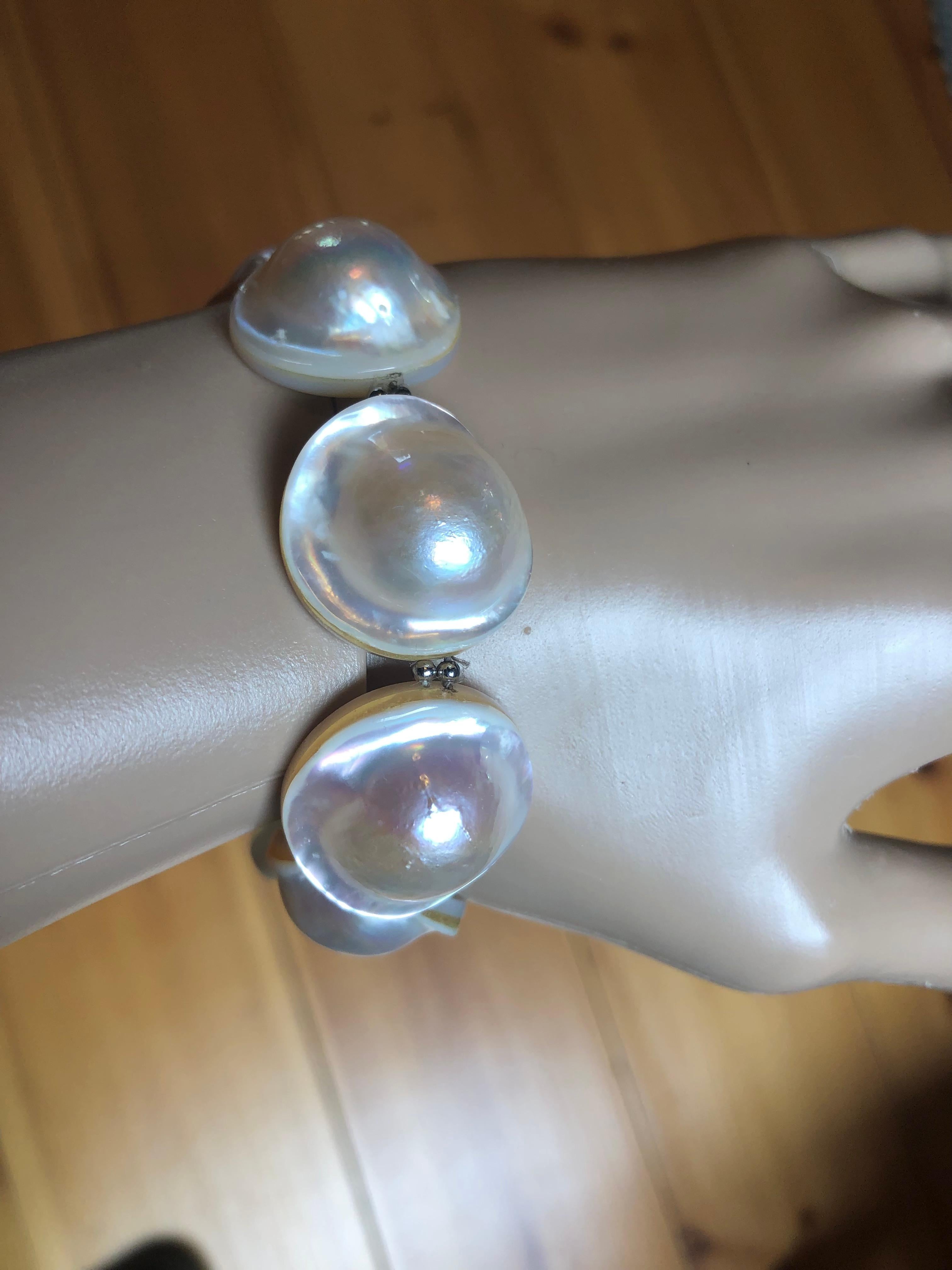 Bracelet de perles de Mabe rondes, blanches et crème, très brillantes et naturelles en vente 2