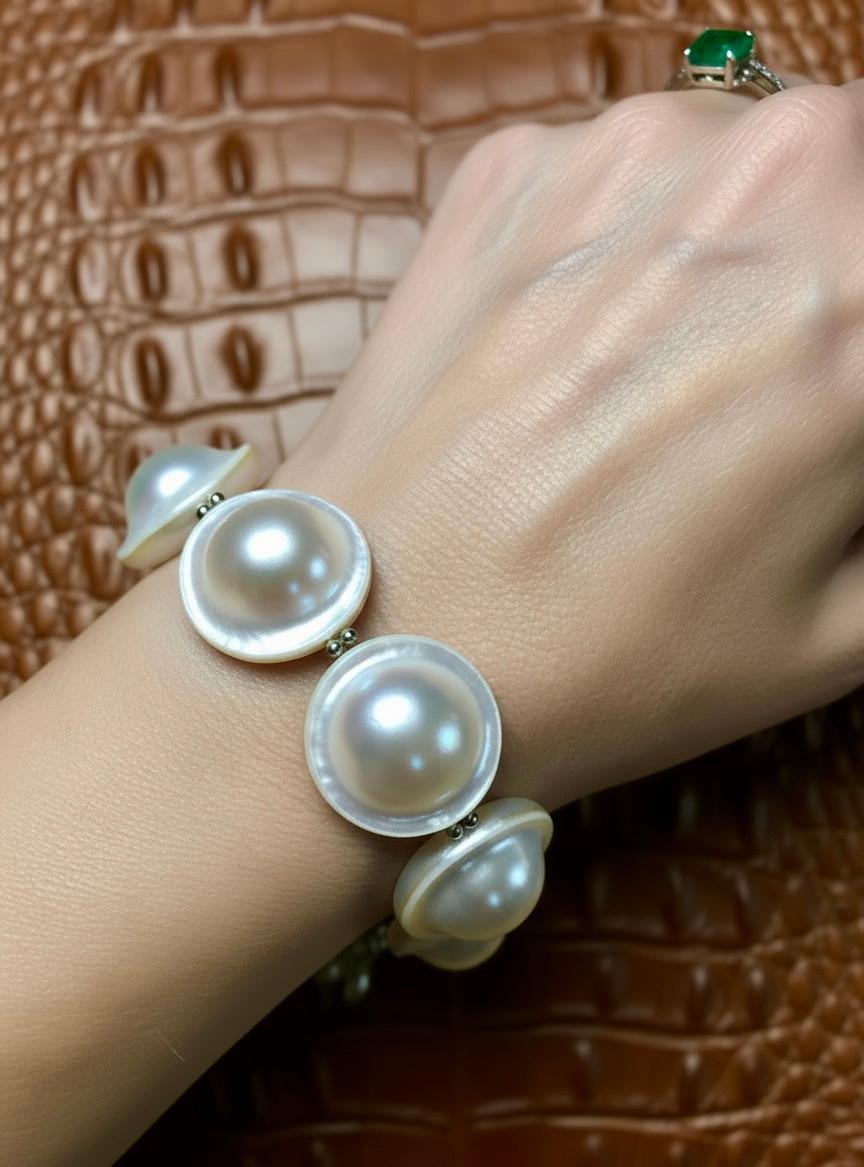 21.5mm AA High Luster Natural Large white Round Mabe Pearl Bracelet

Détails
Diamètre du bracelet de perles Mabe Approx. 19mm-21.5 mm 
Informations sur la pierre : Blister Mabe Pearl : 9 / Forme ronde / 19-21mm / Cultured
Longueur : 8