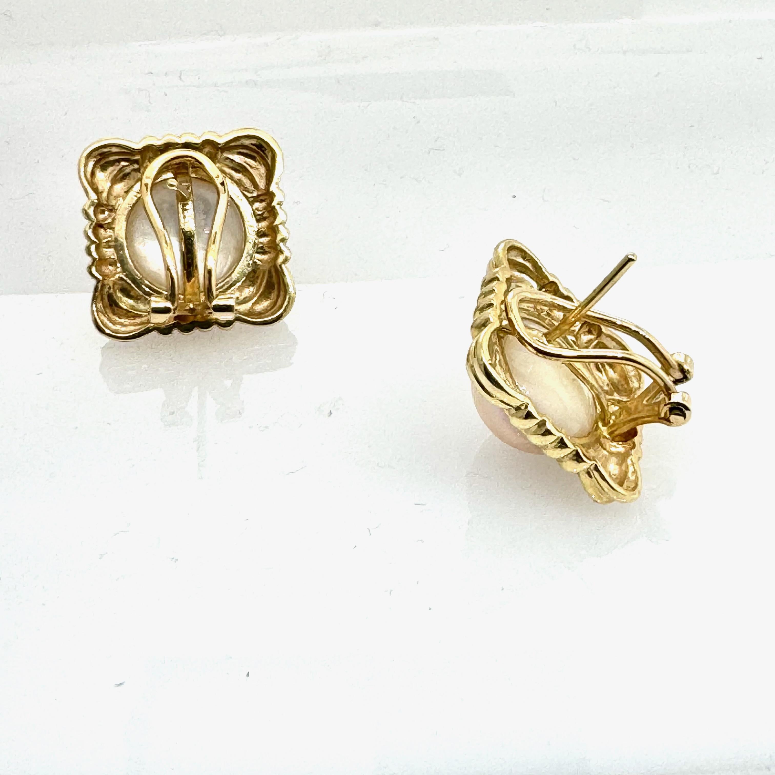 Taille cabochon Boucles d'oreilles en perles de Mabe en or jaune 14 carats de forme carrée, très brillantes en vente