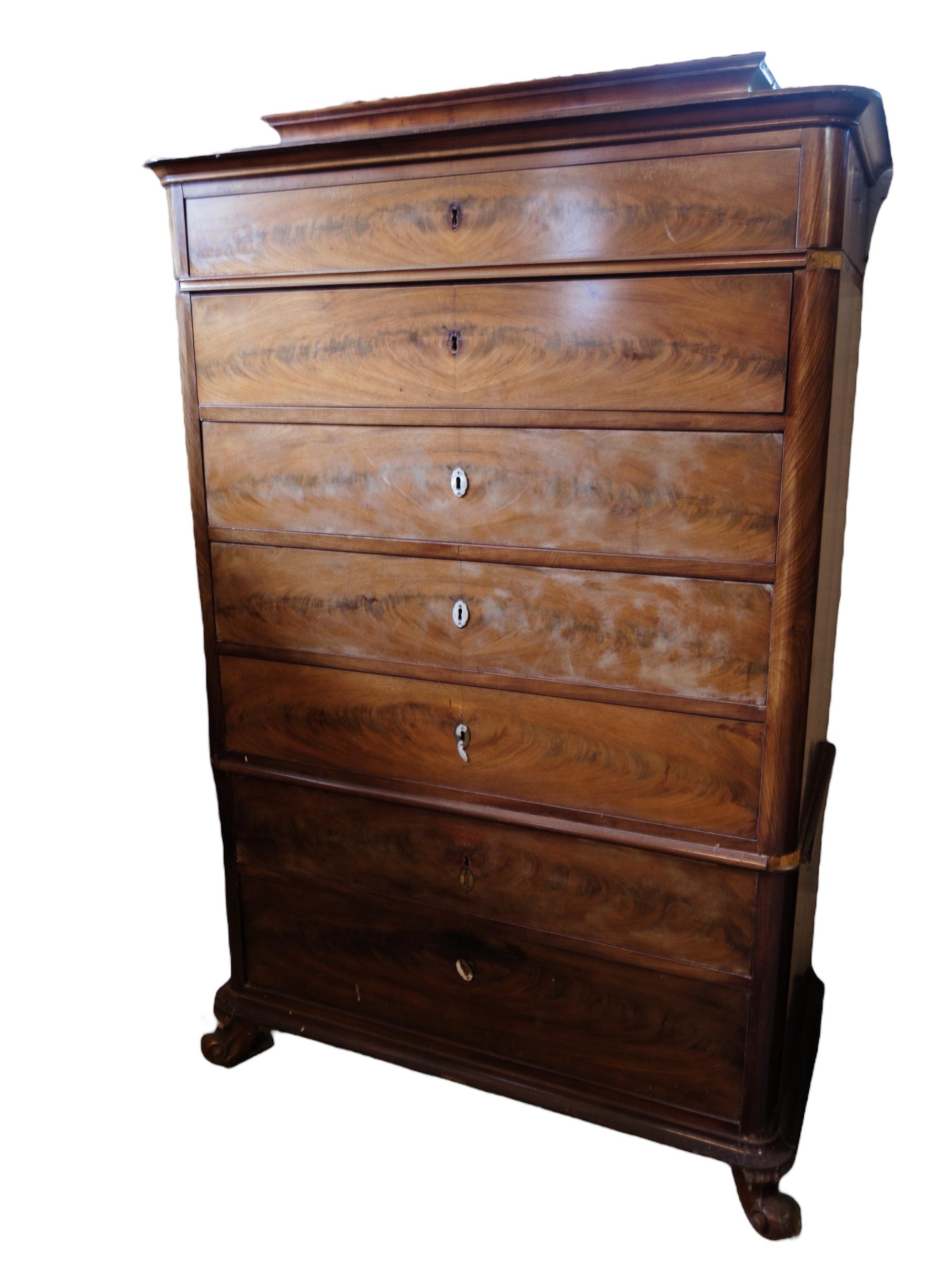 High mahogany chest of drawers with 7 drawers from around the 1840s. Will be inspected at the workshop before possible sale.
Measurements in cm: H:154 W:95 D:46