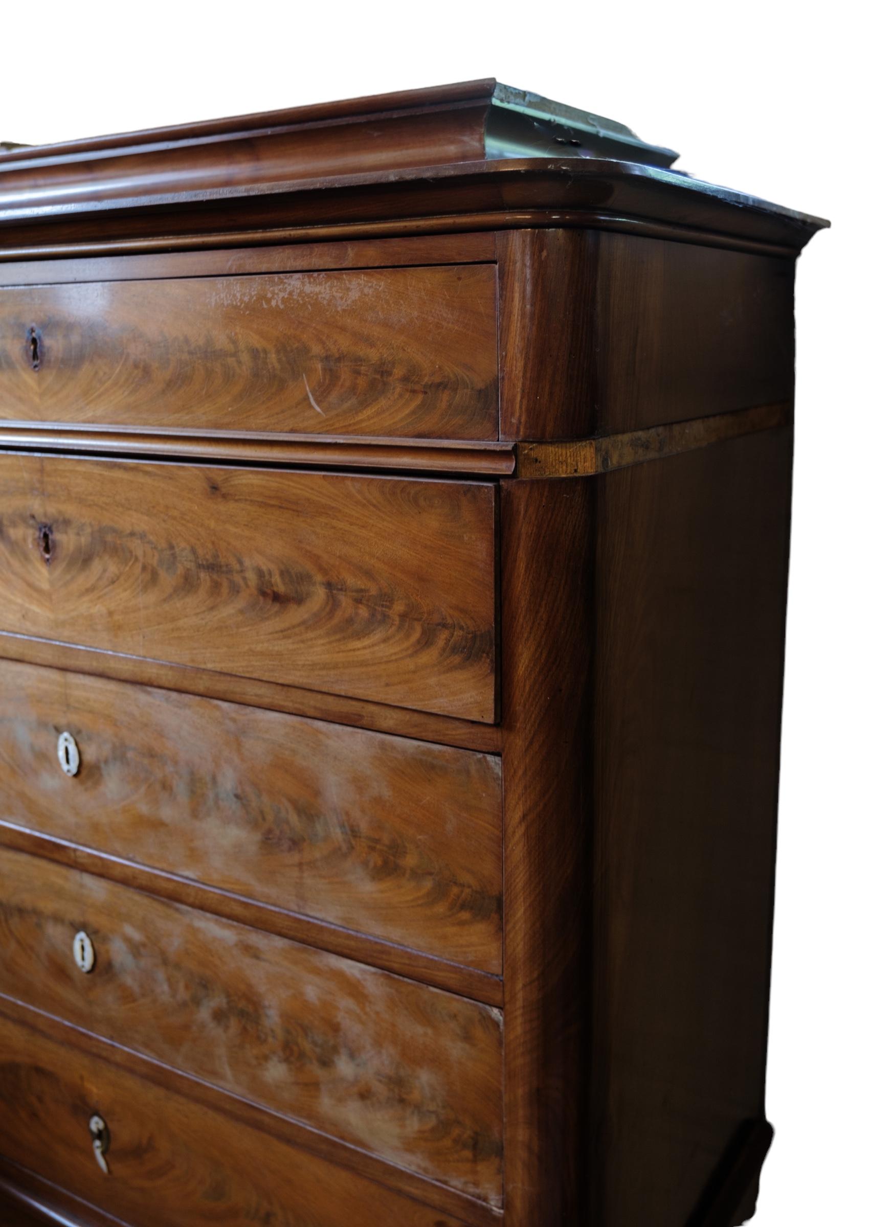 High mahogany chest of drawers from around the 1840s In Good Condition For Sale In Lejre, DK