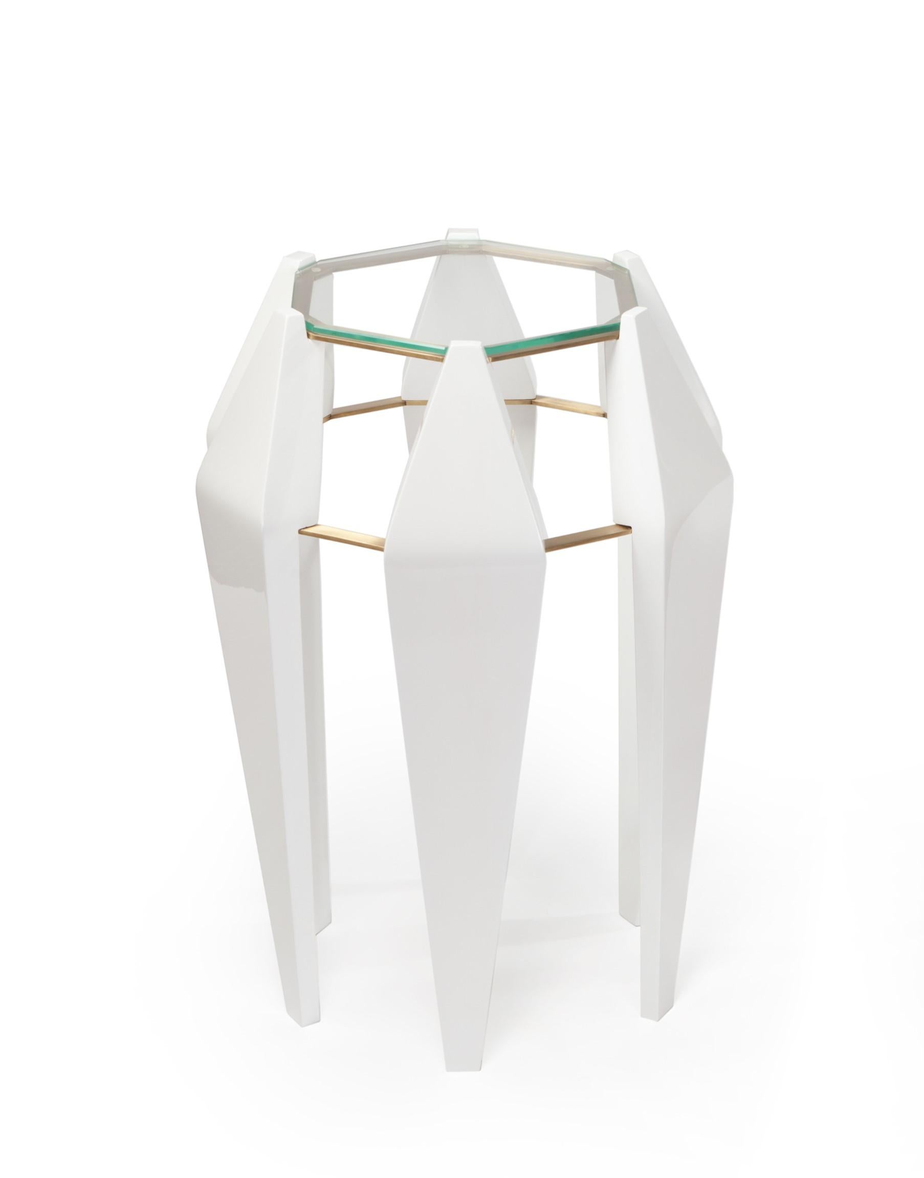 High Na Pali White Side Table by InsidherLand
Dimensions: D 42 x W 42 x H 60 cm.
Materials: wood structure finished in white lacquered, oxidized brushed brass, glass.
5 kg.
Also available in walnut.

Numerous sculpted needles extend across the