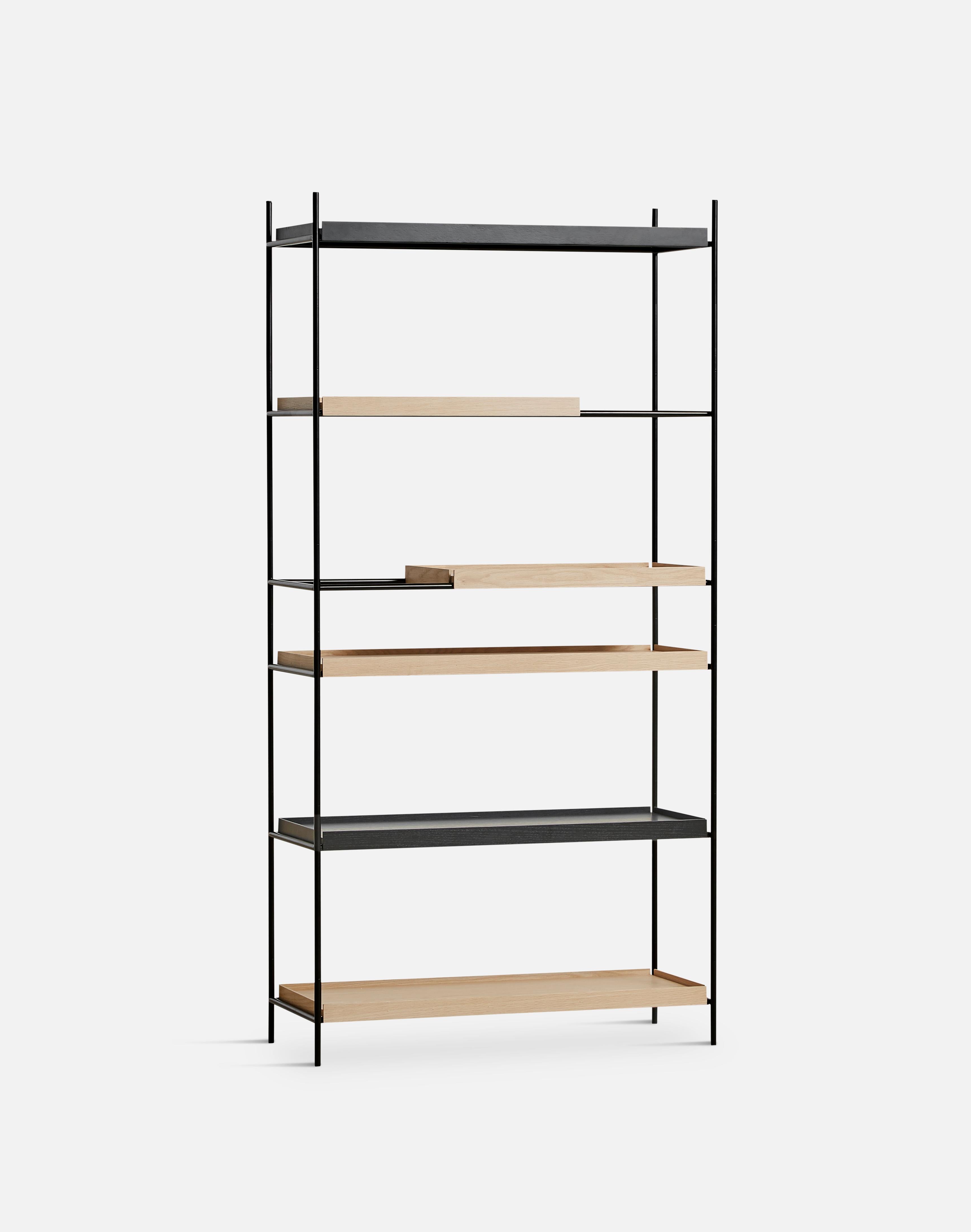Scaffale alto in Oak e nero III di Hanne Willmann.
Materiali: metallo, Oak.
Dimensioni: P 40 x L 100 x H 201 cm.
Disponibile anche in diverse combinazioni di vassoi e in due dimensioni: H. 81, H. 201 cm.

Hanne Willmann è una dinamica designer