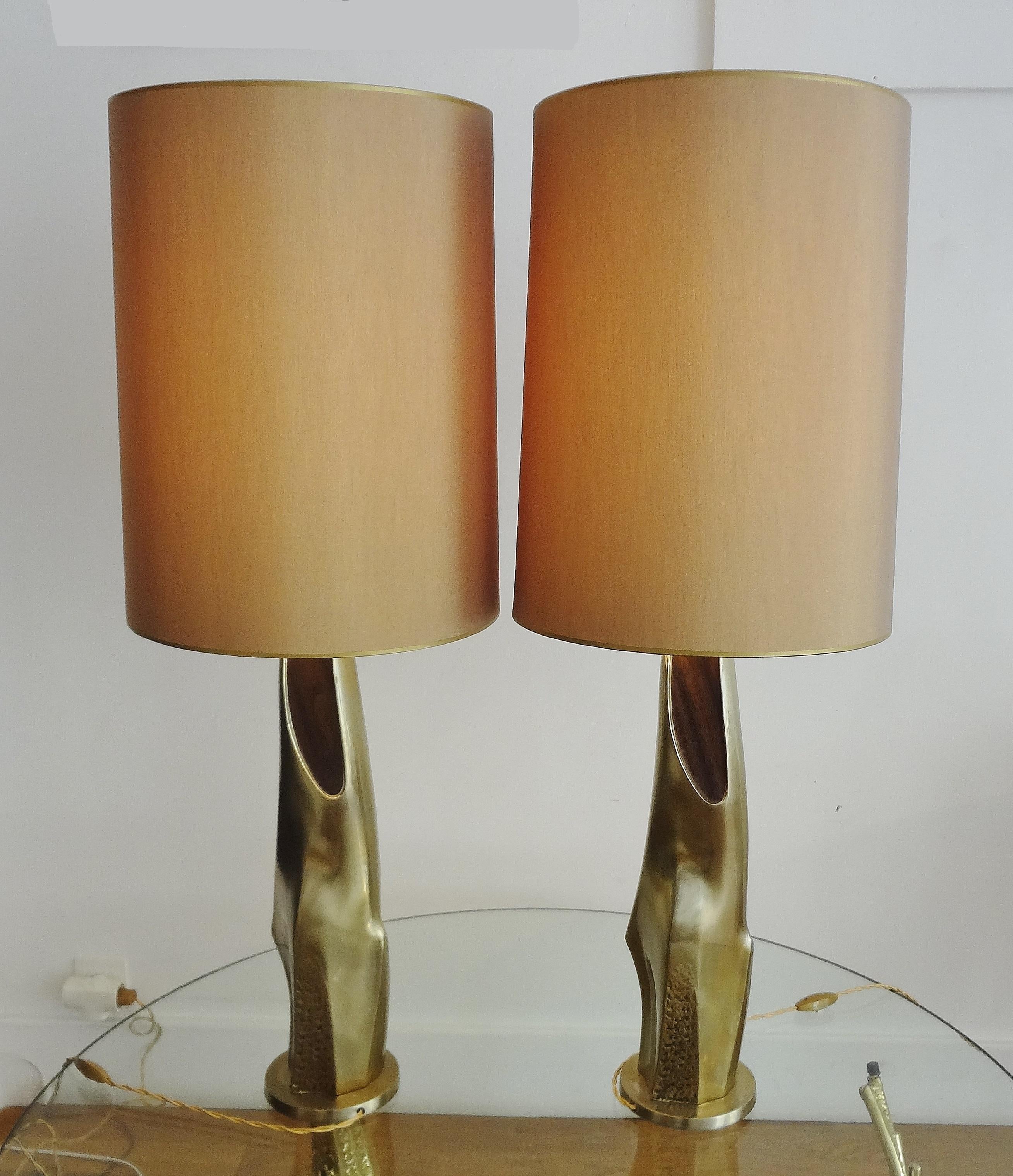 Important pair of vintage gilt brass and mahogany table lamps
Laurel, USA, 1970s.
Beige fabric shades.
Measures: Base height 51 cm. diameter 14.

 