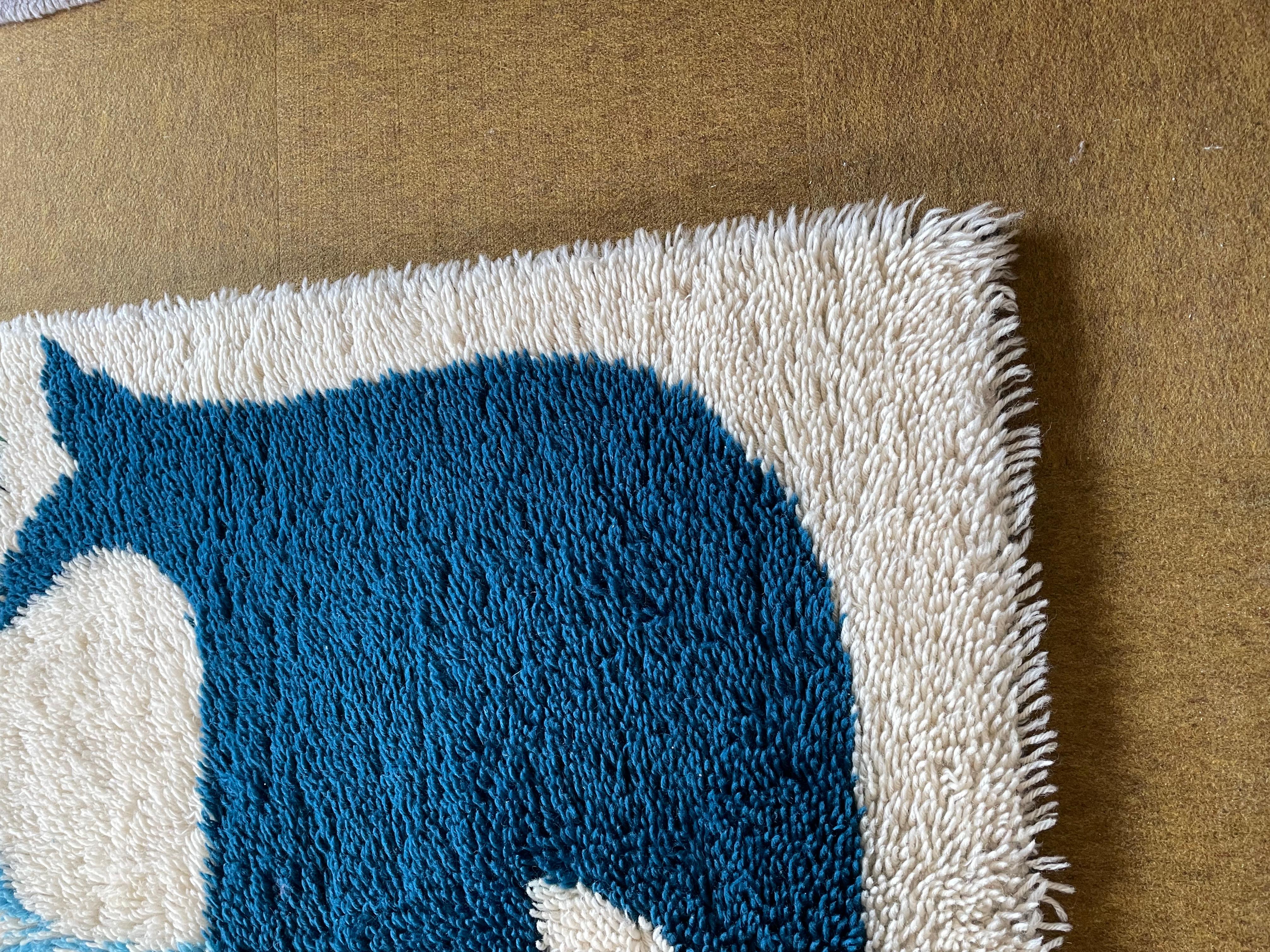 Article:

High pile Rya rug - wall rug


Decade:

1970s


Producer:

EGE RYA de luxe Taepper, Denmark

Design:

Ib Antoni


Material:

100% wool



This rug is a great example of 1970s Pop Art interior. Made in high quality