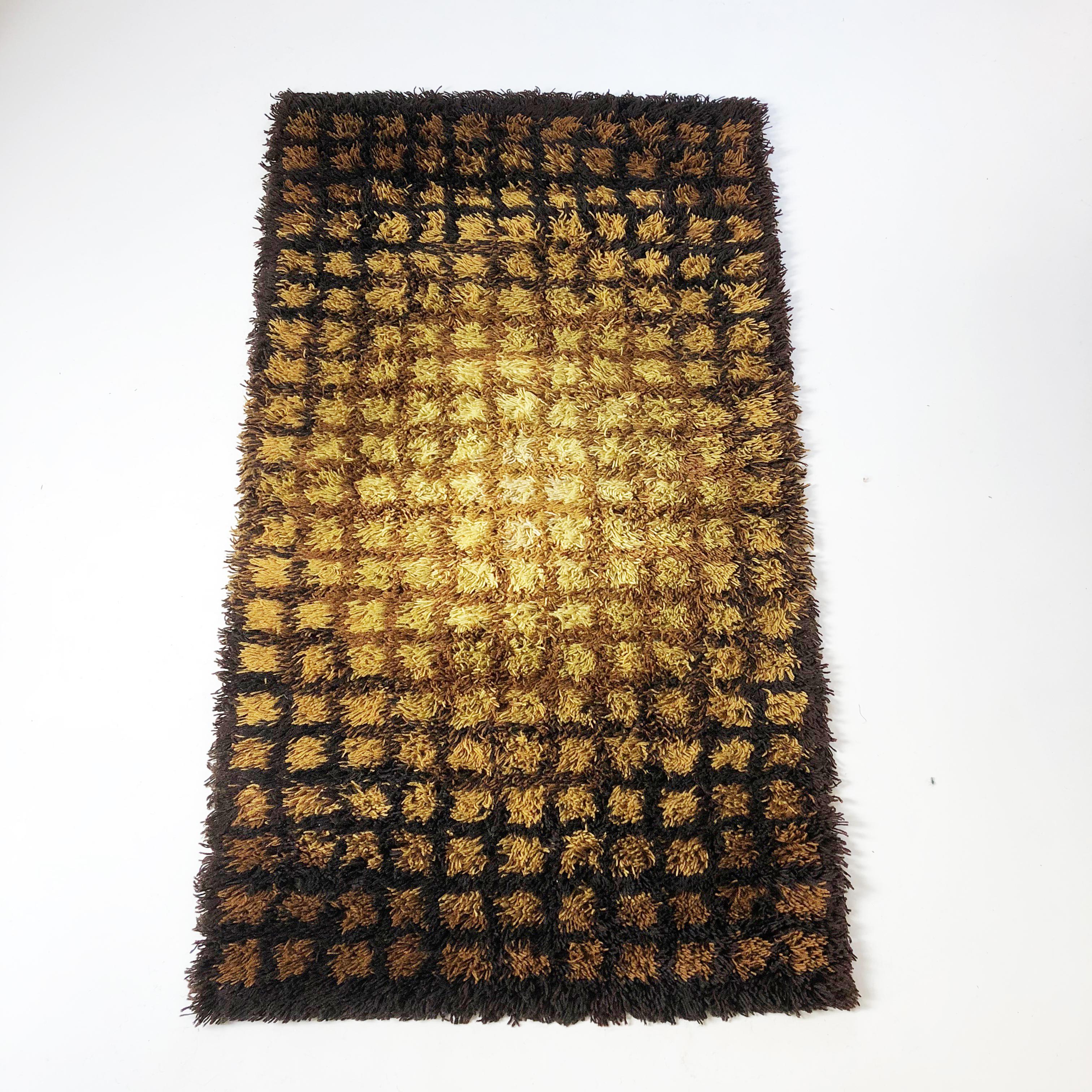 Article:

High pile Rya rug


Decade:

1970s


Origin:

Scandinavia Denmark


Producer:

Unika Vaev


Design:

Verner Panton attributed.


Material:

100% cotton new Zealand carpet wool



This rug is a great example