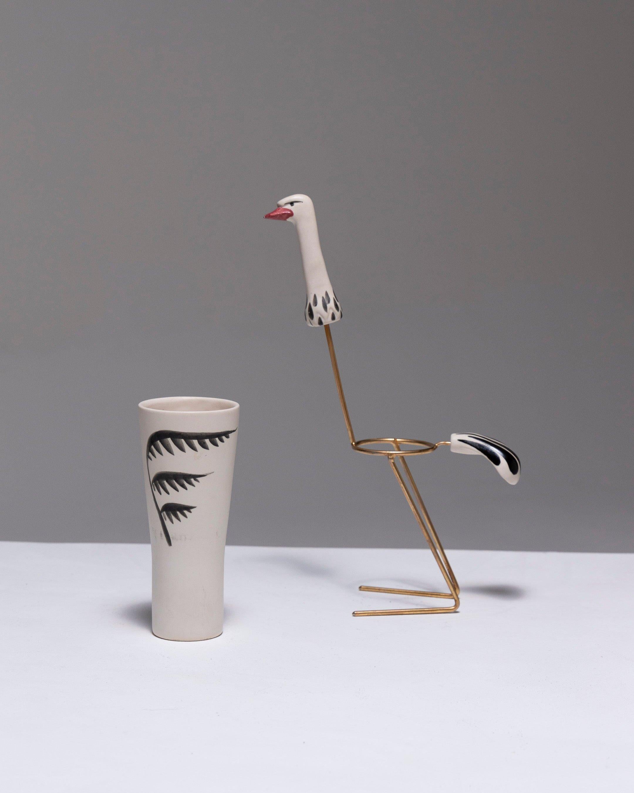Große Tasse aus Steingut mit Straußenmotiv oder Mazagran, 1960er Jahre. Weißes Steingut mit mattweißer Glasur. Geformt aus drei Keramikelementen, die mit einem Messingdraht verbunden sind, der auch als Stütze dient; schwarz bemalte Dekoration aus