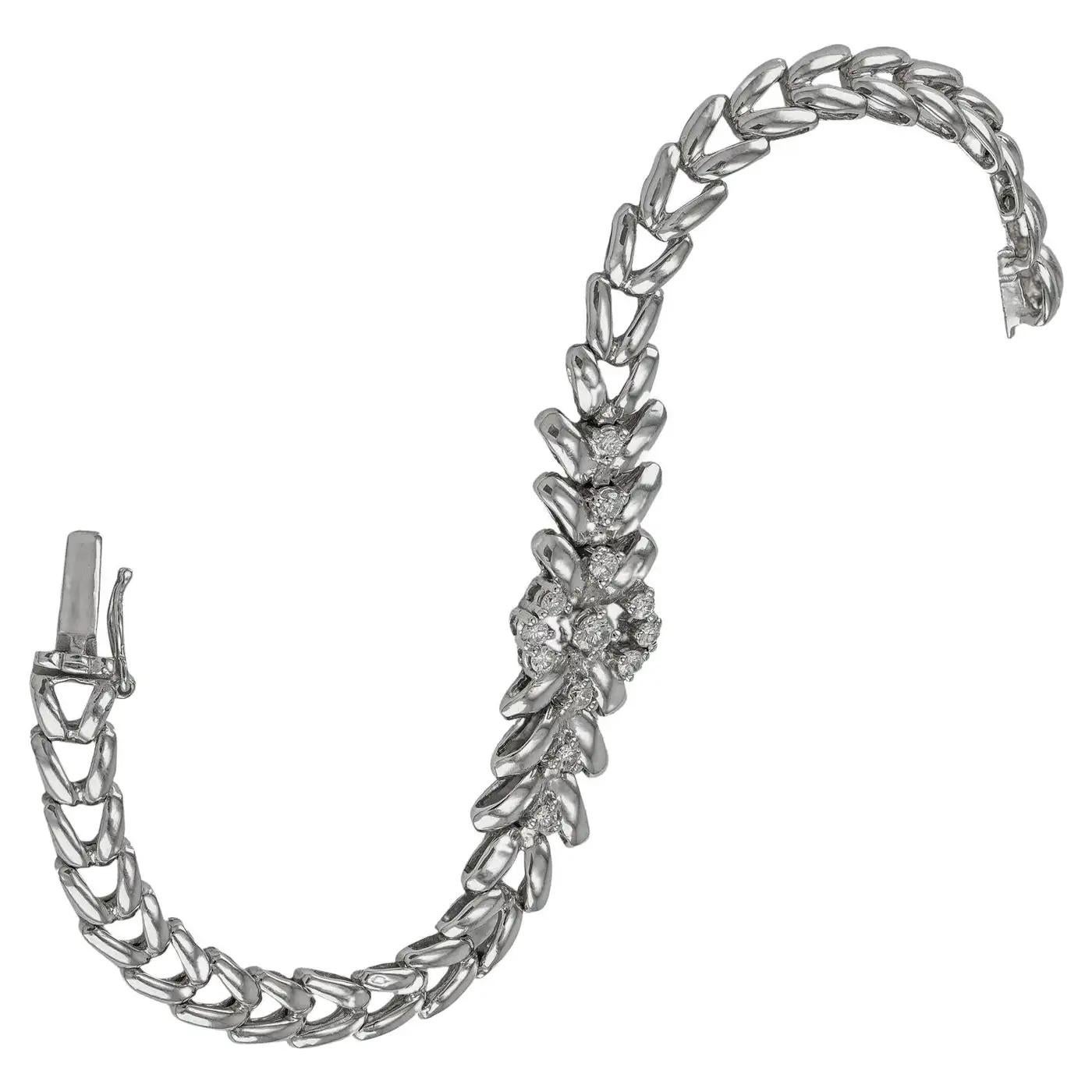 Bracelet en diamant de style ancien et de haute qualité
Bracelet en diamant de haute qualité. Un design à la fois élégant et simple en or 14k très poli. Les diamants du bracelet sont sertis et se posent sur le dessus du poignet. Le centre est orné