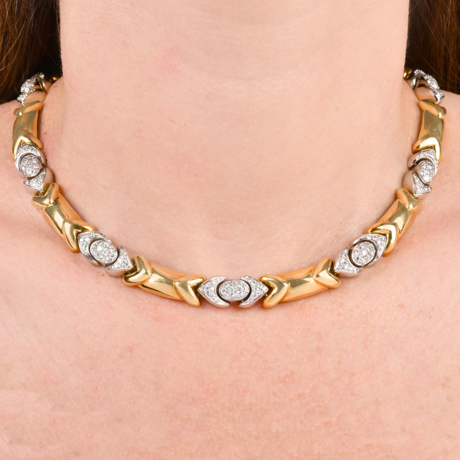 Collana a girocollo in oro giallo bianco 18 carati con diamanti italiani di alta qualità in vendita 2