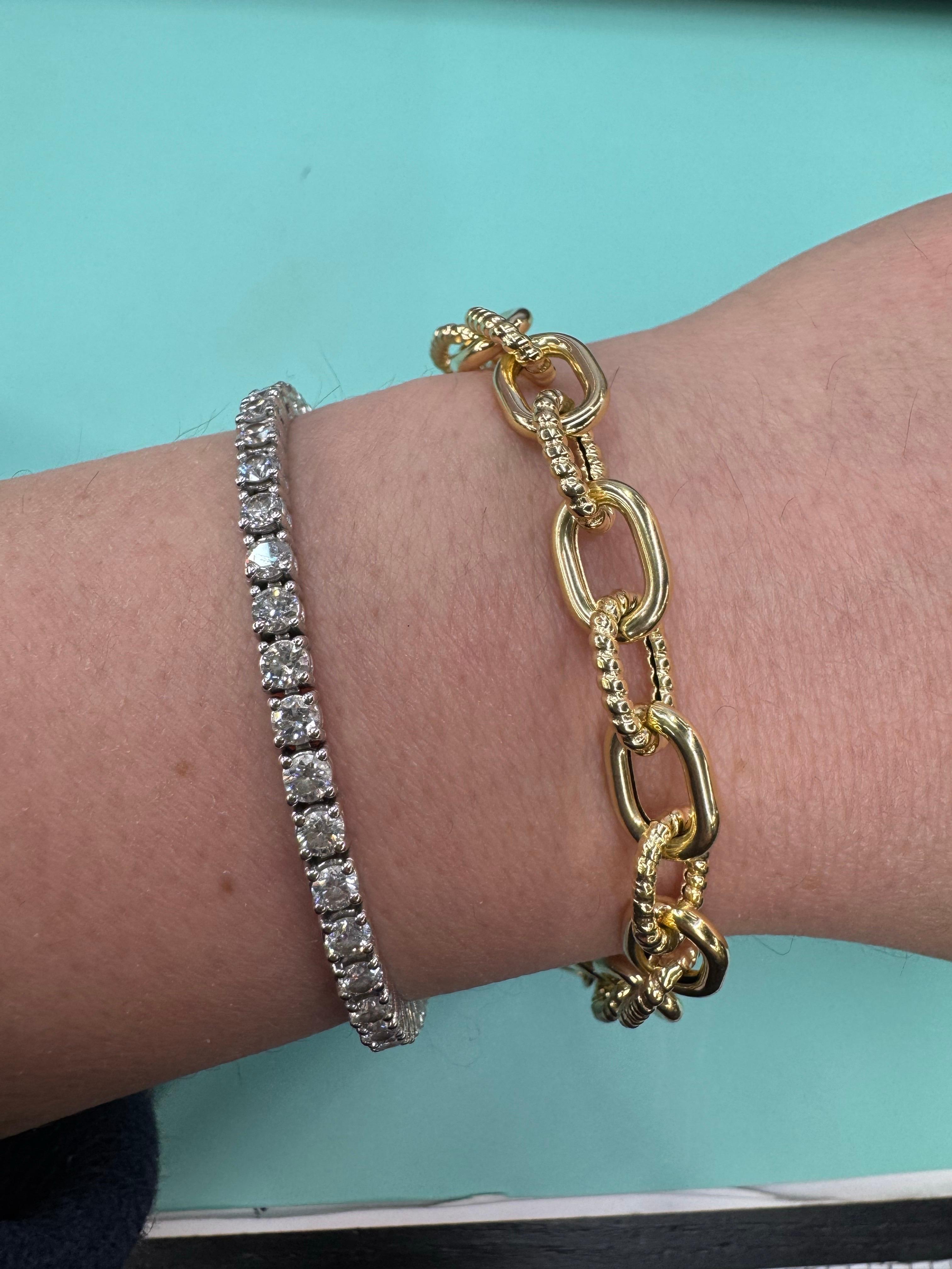 Bracelet en or jaune 14 carats de forme ovale composé de 21 maillons alternés à motifs polis et torsadés pesant 8,08 grammes.

Collier assorti disponible.
Plus de colliers et bracelets à maillons en stock.
Message pour photos et détails. 