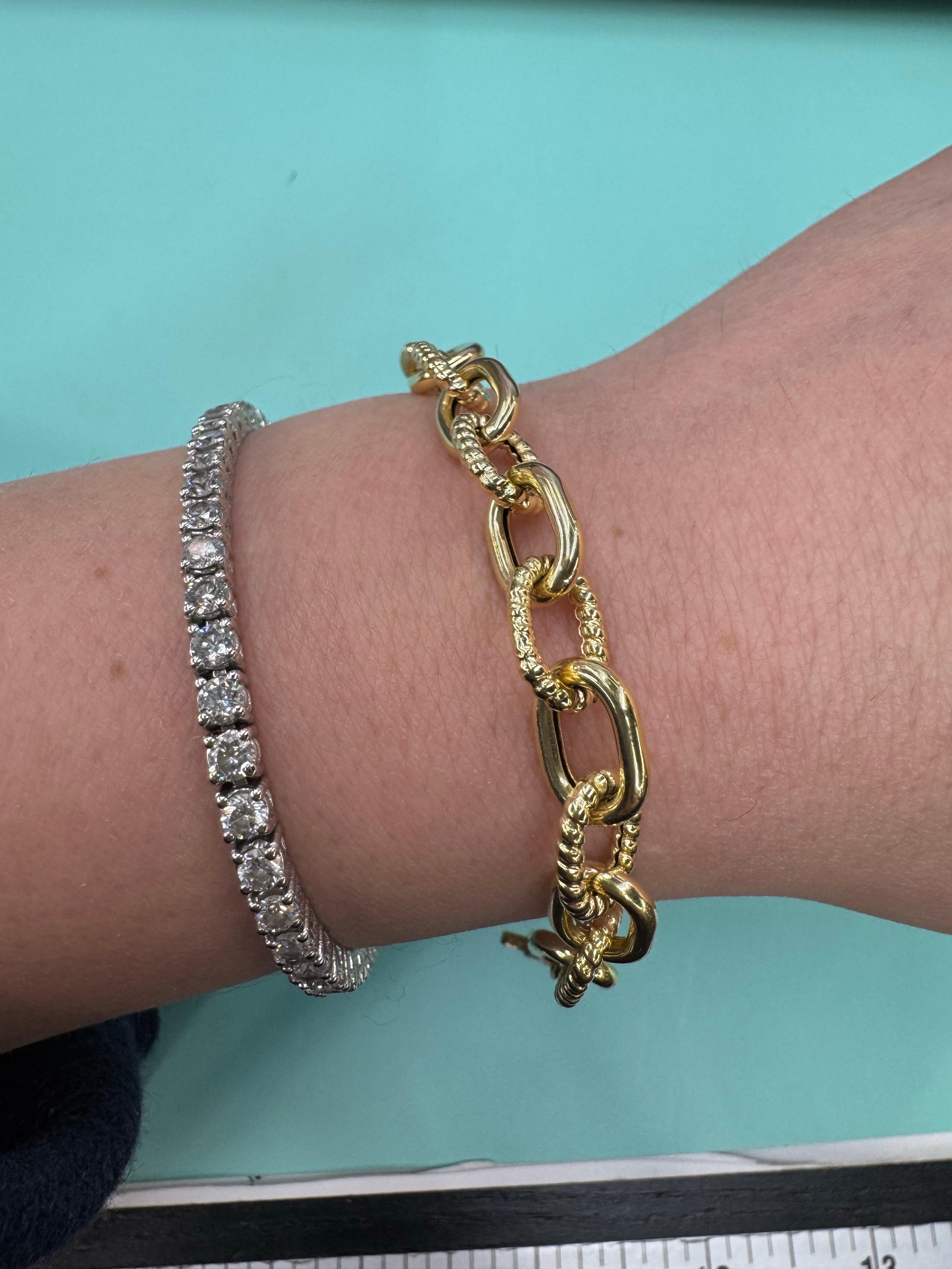 Contemporain Bracelet à maillons ovales à motifs polis et torsadés de 8,08 grammes en or jaune 14 carats en vente