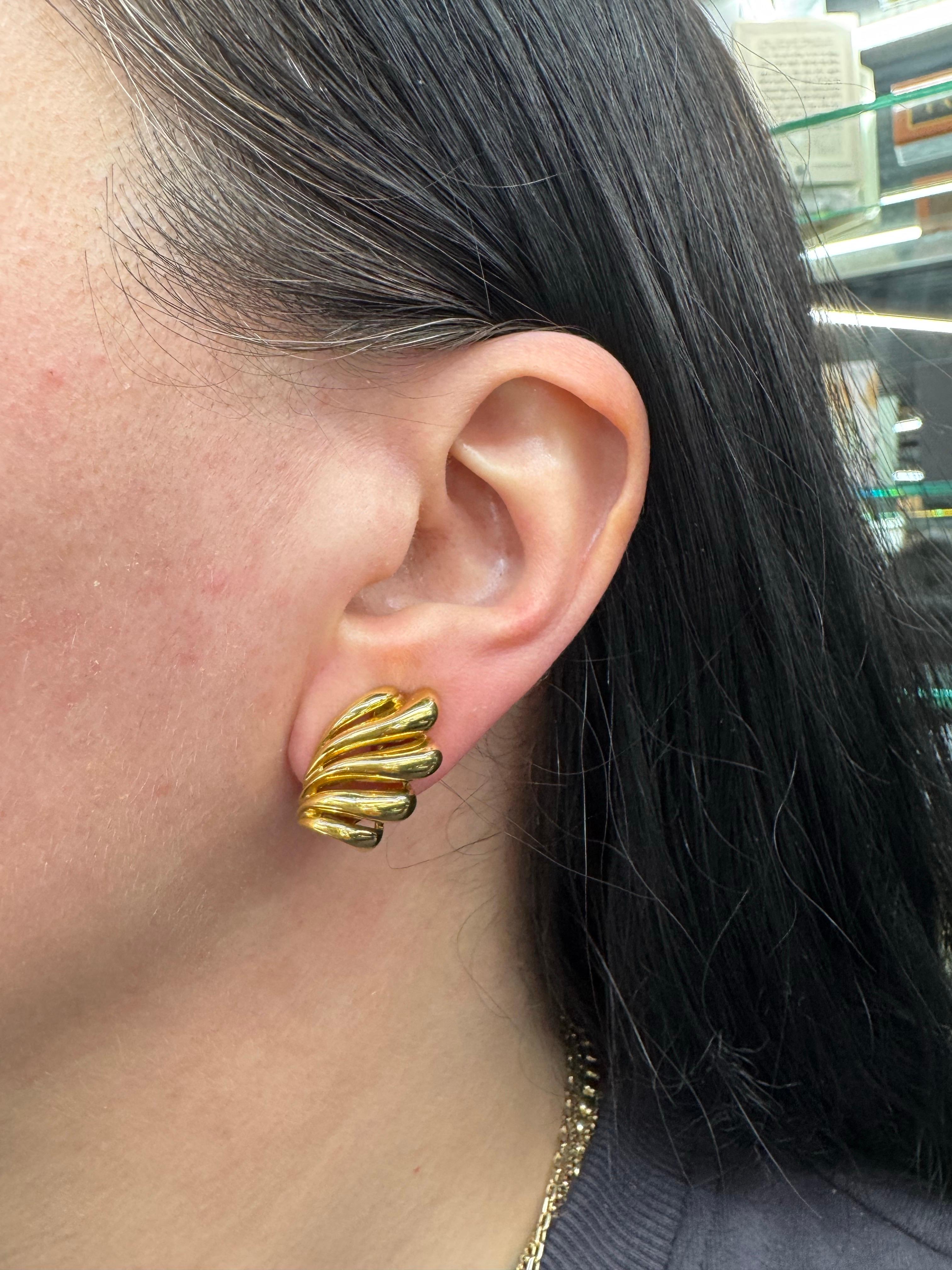 Boucles d'oreilles en or jaune 18 carats présentant un motif en forme d'aile et pesant 13,4 grammes. 