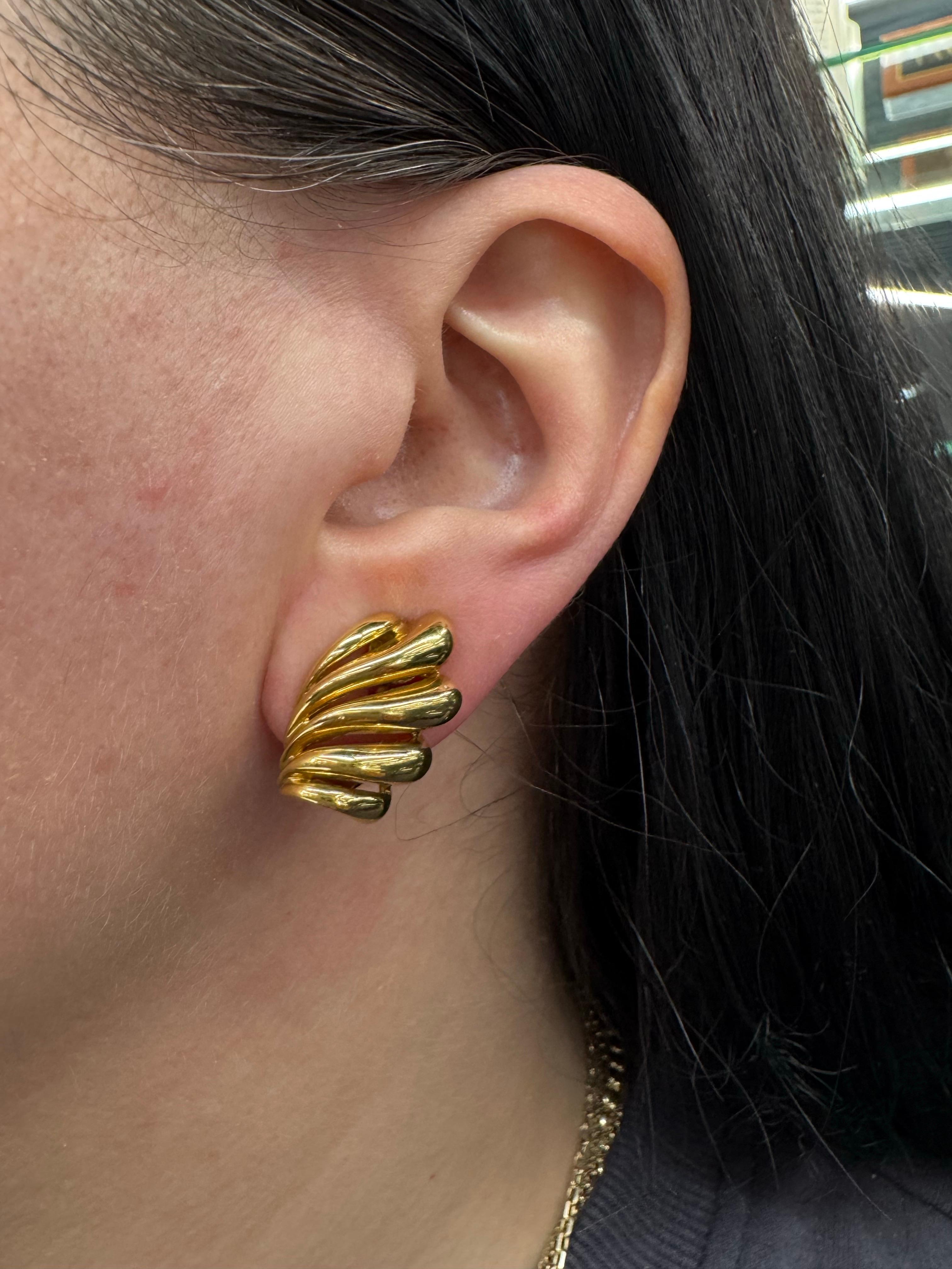 Clous d'oreilles à motif aile poli en or jaune 18 carats 13,4 grammes en vente 1