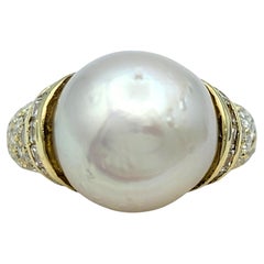 Anello cocktail di perle a profilo alto con accenti di diamanti pavé in oro giallo 14 carati