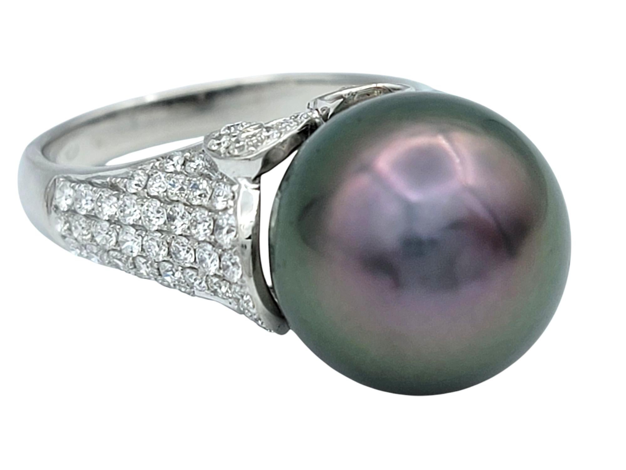 Ringgröße: 7

Im Mittelpunkt dieses Rings steht eine kühne, leuchtende Tahiti-Perle mit satten, grau-lavendelfarbenen Nuancen. Die glatte Oberfläche und die substanzielle Präsenz werden durch eine skulpturale Fassung ergänzt, die sich entlang der