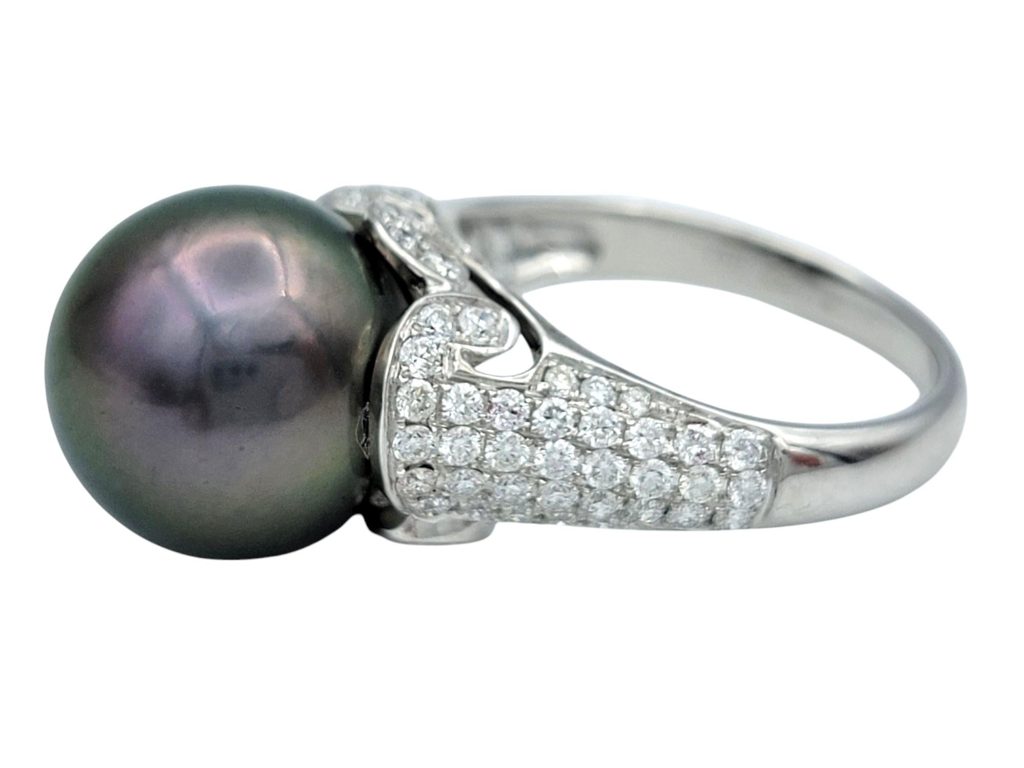 Hochformatiger Cocktailring mit Tahiti-Perlen und Diamantenpavé aus 18 Karat Weißgold (Rundschliff) im Angebot
