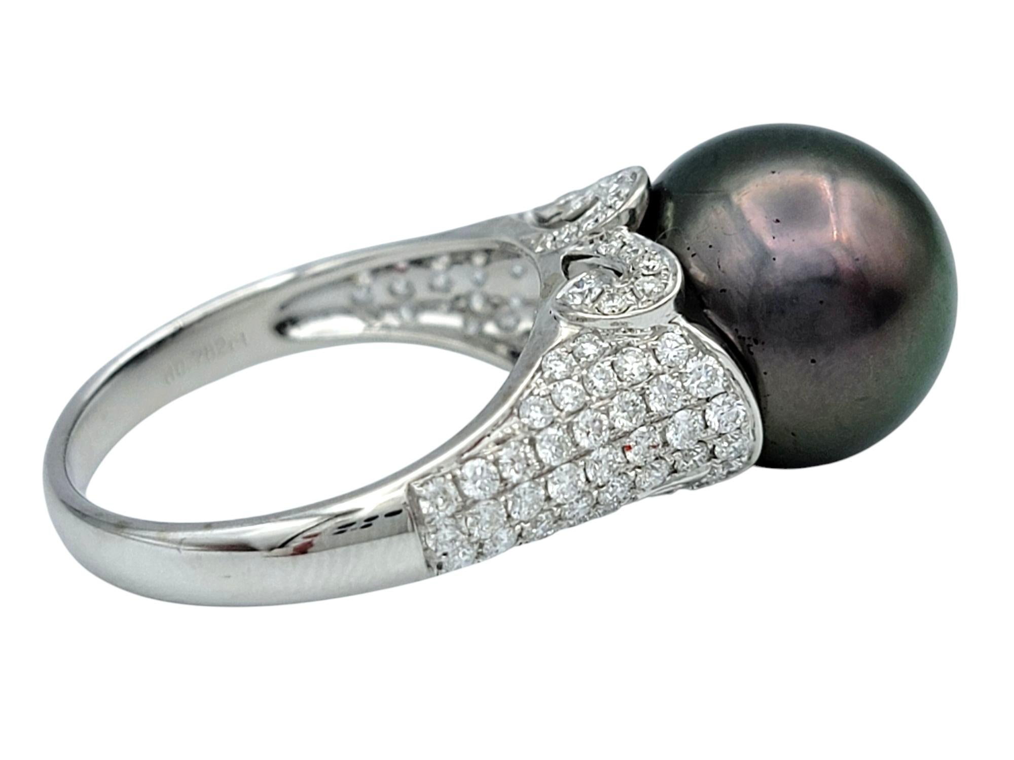 Hochformatiger Cocktailring mit Tahiti-Perlen und Diamantenpavé aus 18 Karat Weißgold im Zustand „Gut“ im Angebot in Scottsdale, AZ