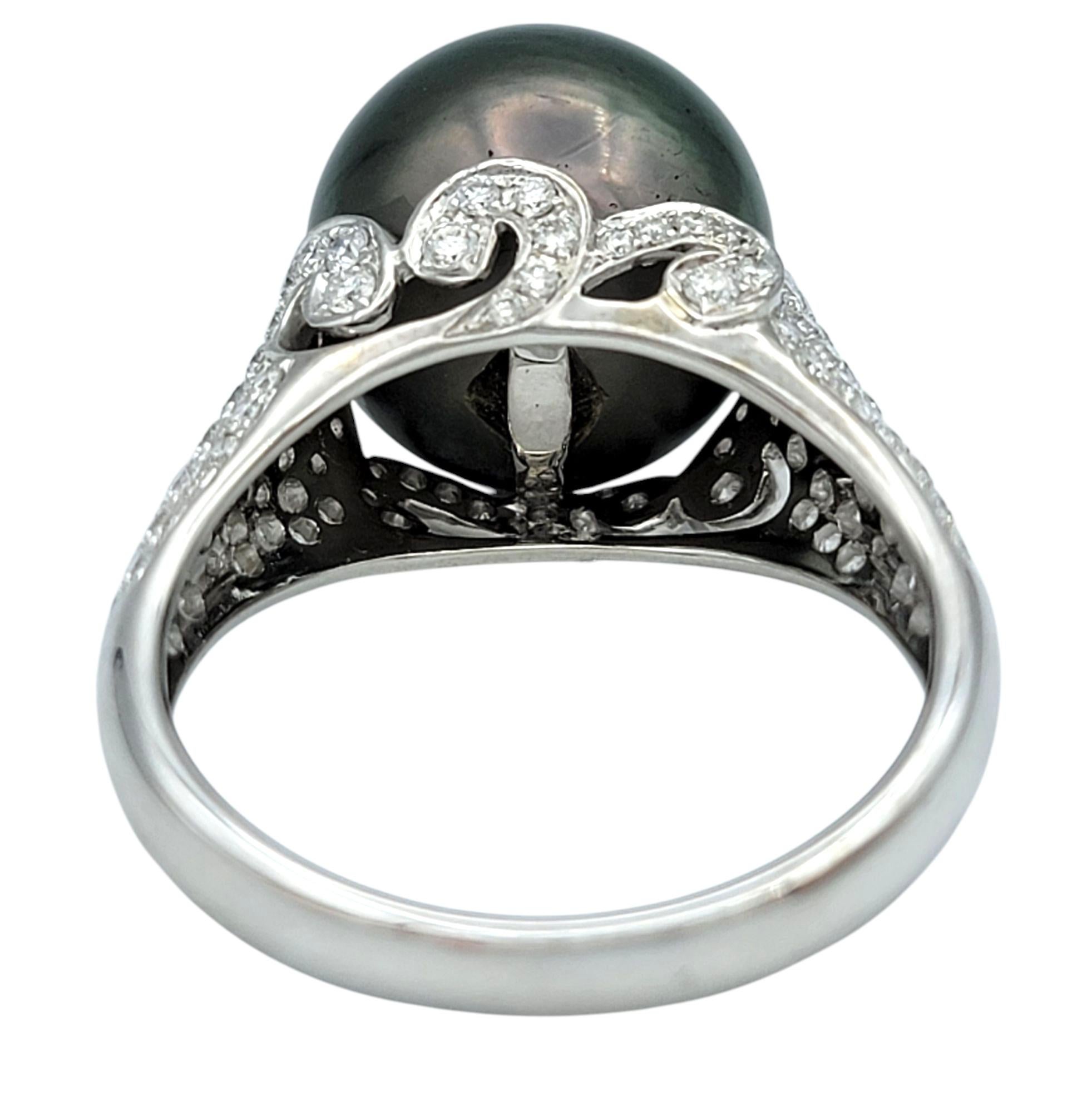 Hochformatiger Cocktailring mit Tahiti-Perlen und Diamantenpavé aus 18 Karat Weißgold im Angebot 1