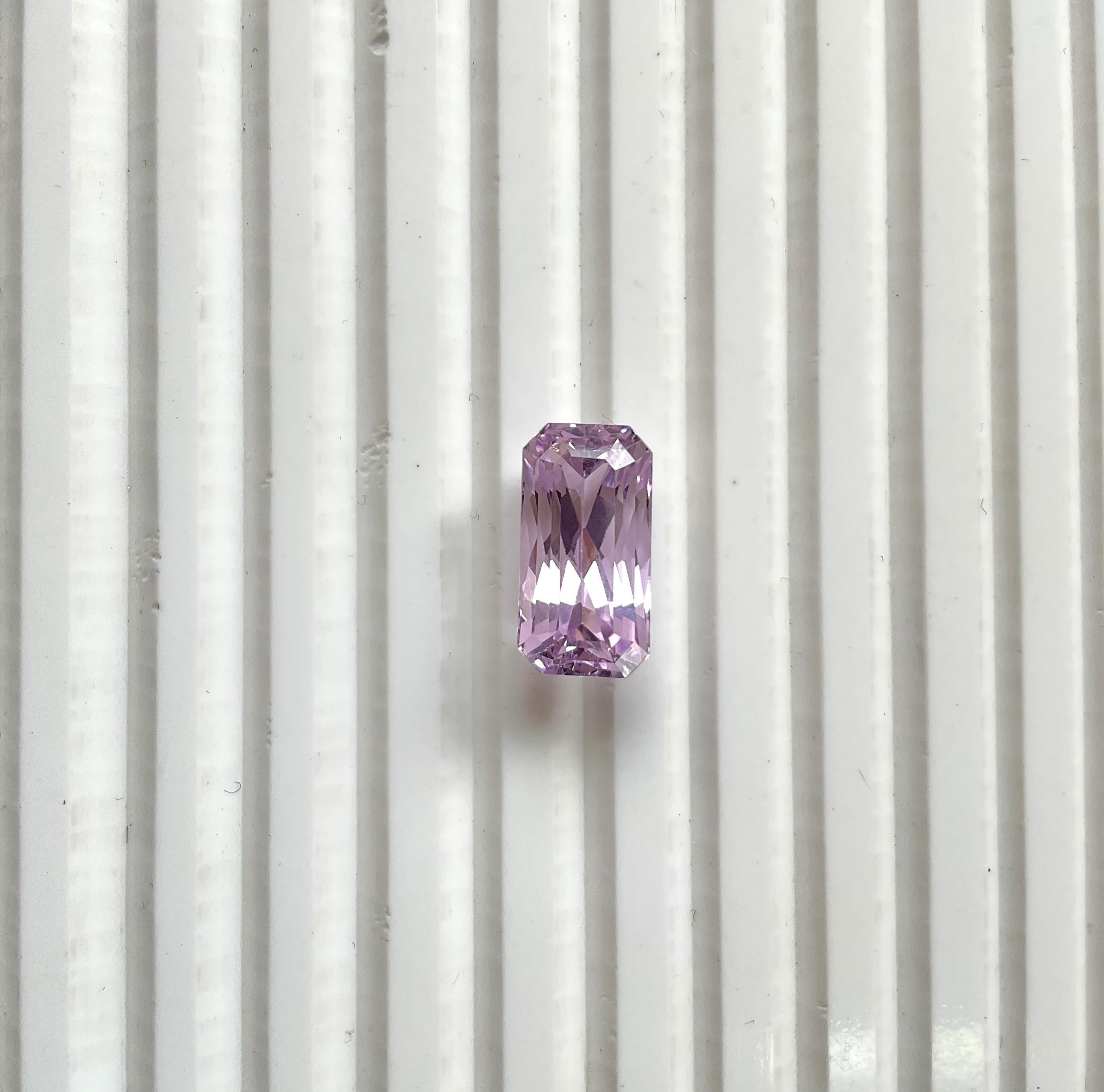 High Quality 10.25 Carats Pink Kunzite Octagon Cut stone For jewelry Natural Gem

Gemstone - Kunzite
Weight - 10.25 carats
Shape - Octagon Cut stone
Size - 16x8.5x9 mm
Quantity - 1 Piece