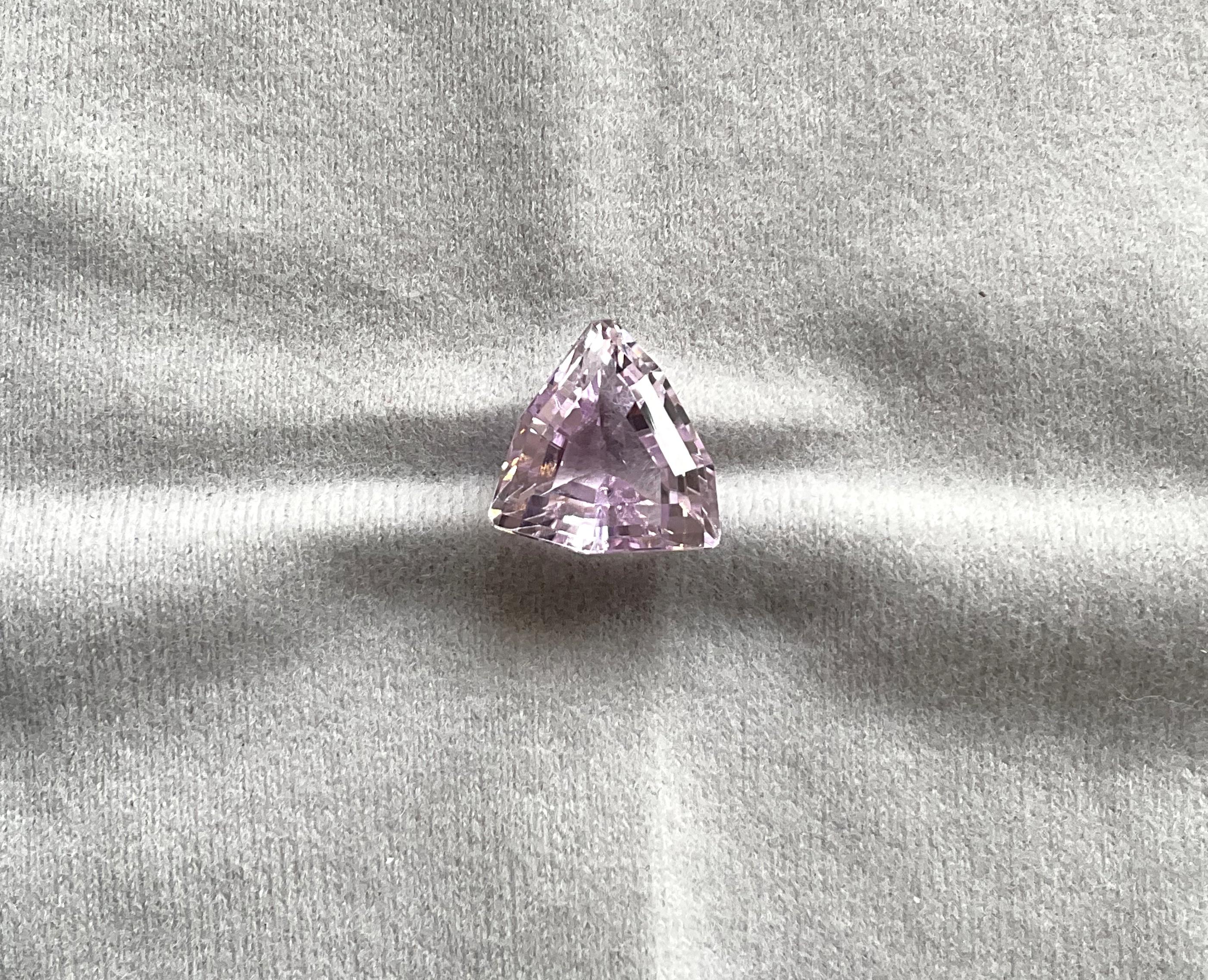 High Quality 10.50 Carats Pink Kunzite Trillion Cutstone For jewelry Natural Gem

Gemstone - Kunzite
Weight - 10.50 carats
Shape - Trillion Cut stone
Size - 13.5x14x8.5 mm
Quantity - 1 Piece