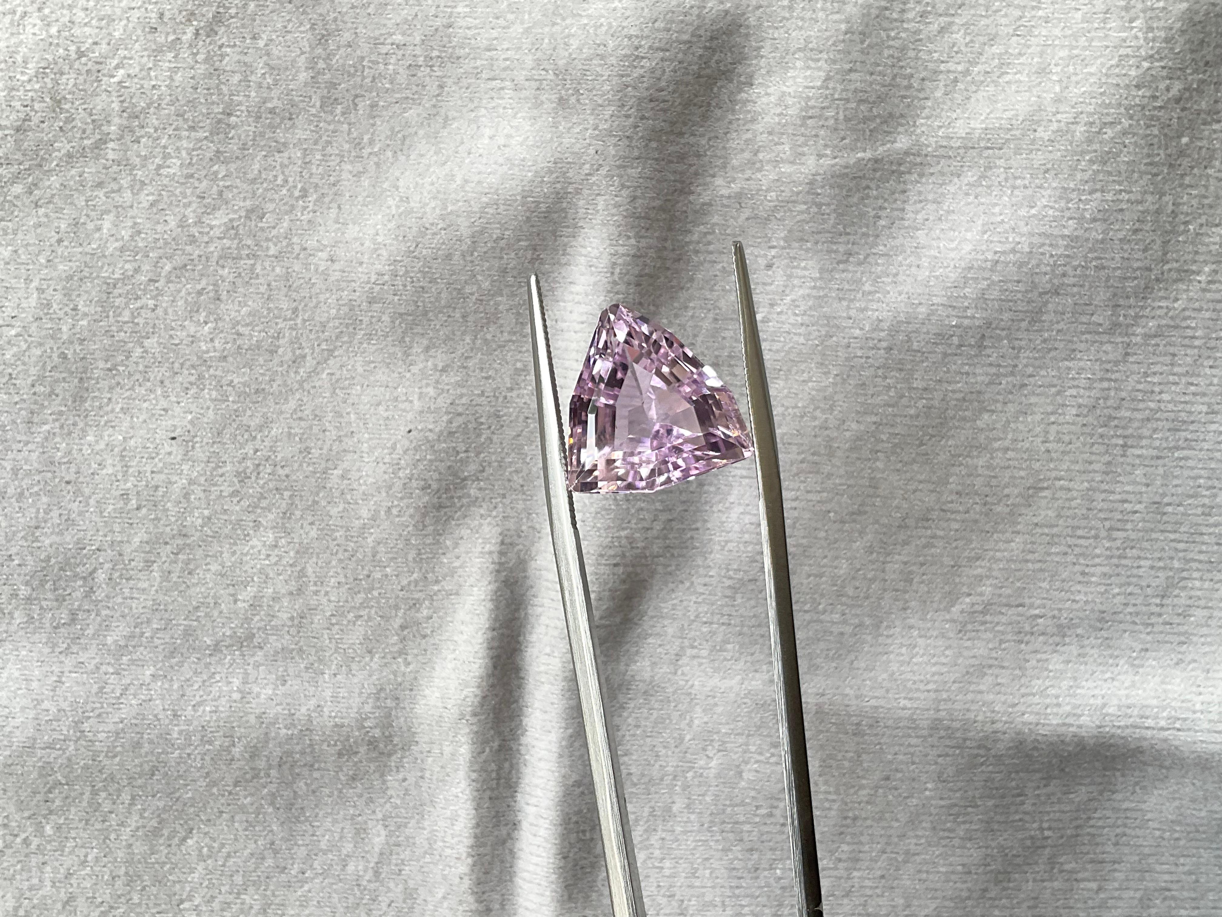 High Quality 10.50 Carats Pink Kunzite Trillion Cutstone For jewelry Natural Gem In Fair Condition In Jaipur, RJ