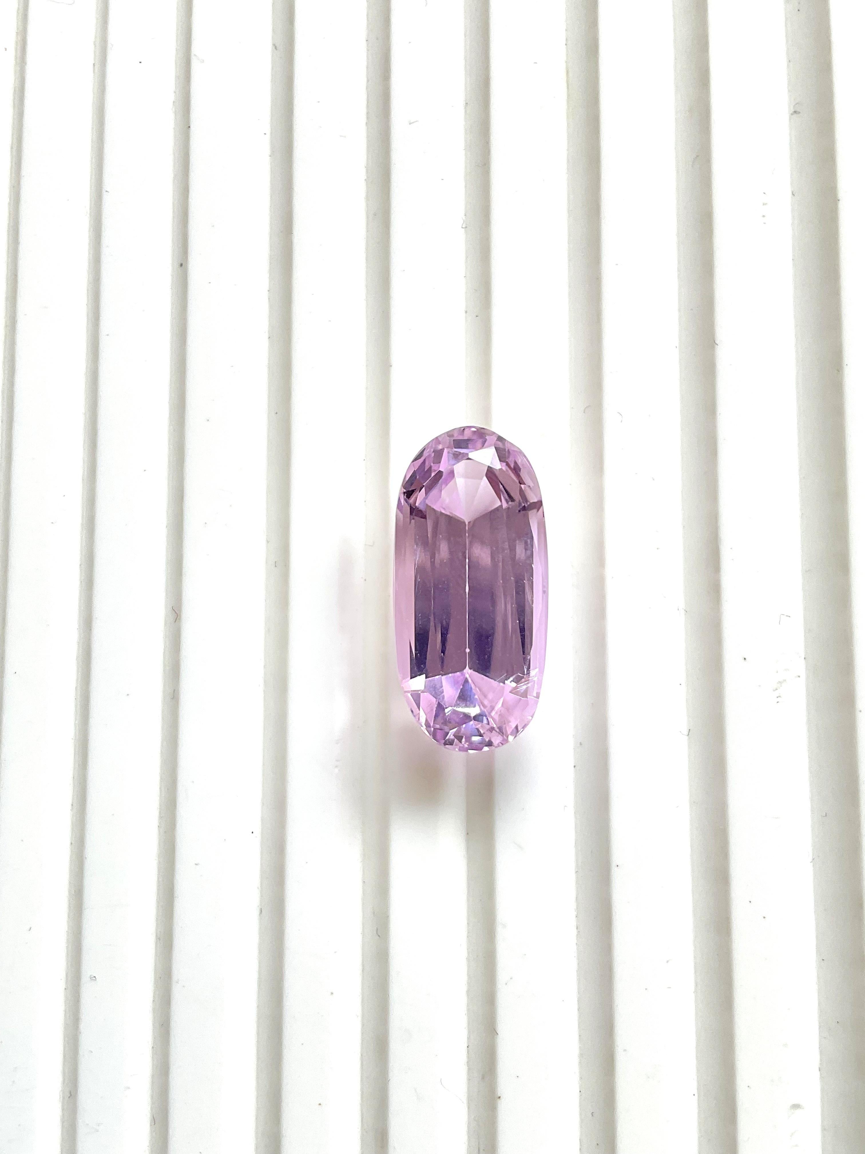 High Quality 14.35 Carats Pink Kunzite Oval Cut stone For jewelry Natural Gem In Fair Condition In Jaipur, RJ
