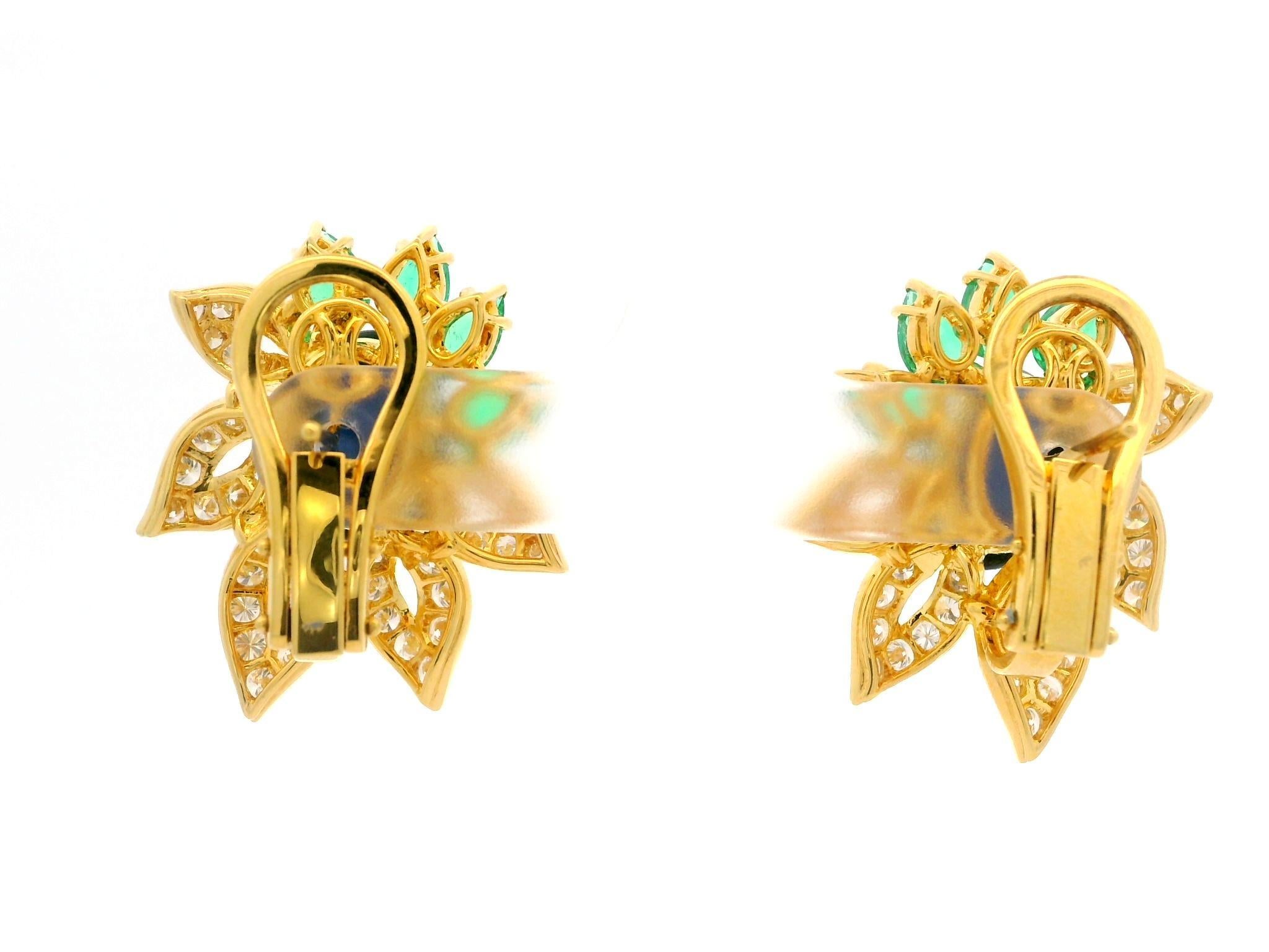 Orecchini a fiore di alta qualità in oro 18k GIA con smeraldo zaffiro e diamante da 16,53ctw in vendita 1
