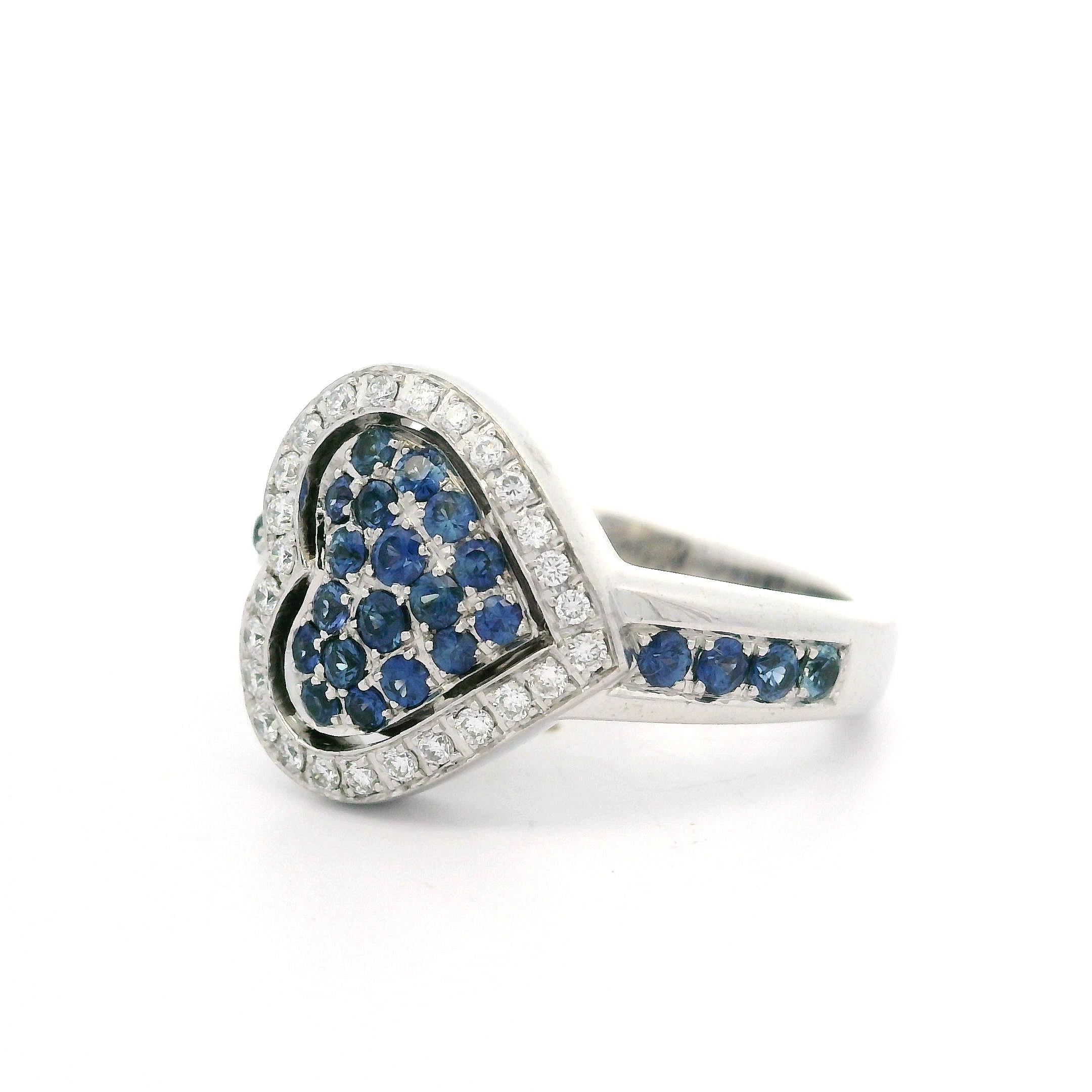 Anello a cuore con zaffiro rotondo e diamante di alta qualità in oro bianco 18 carati da 1,20 carati In condizioni ottime in vendita a Montclair, NJ