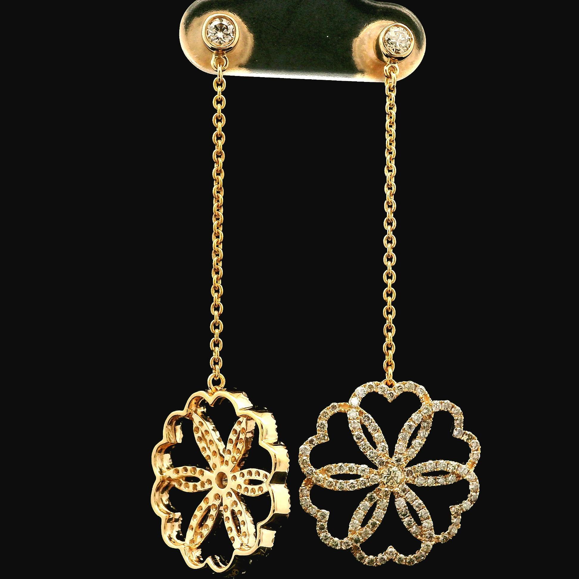 Orecchini pendenti floreali a catena in oro giallo 18k di alta qualità con diamanti da 1,30 ct. in vendita 1