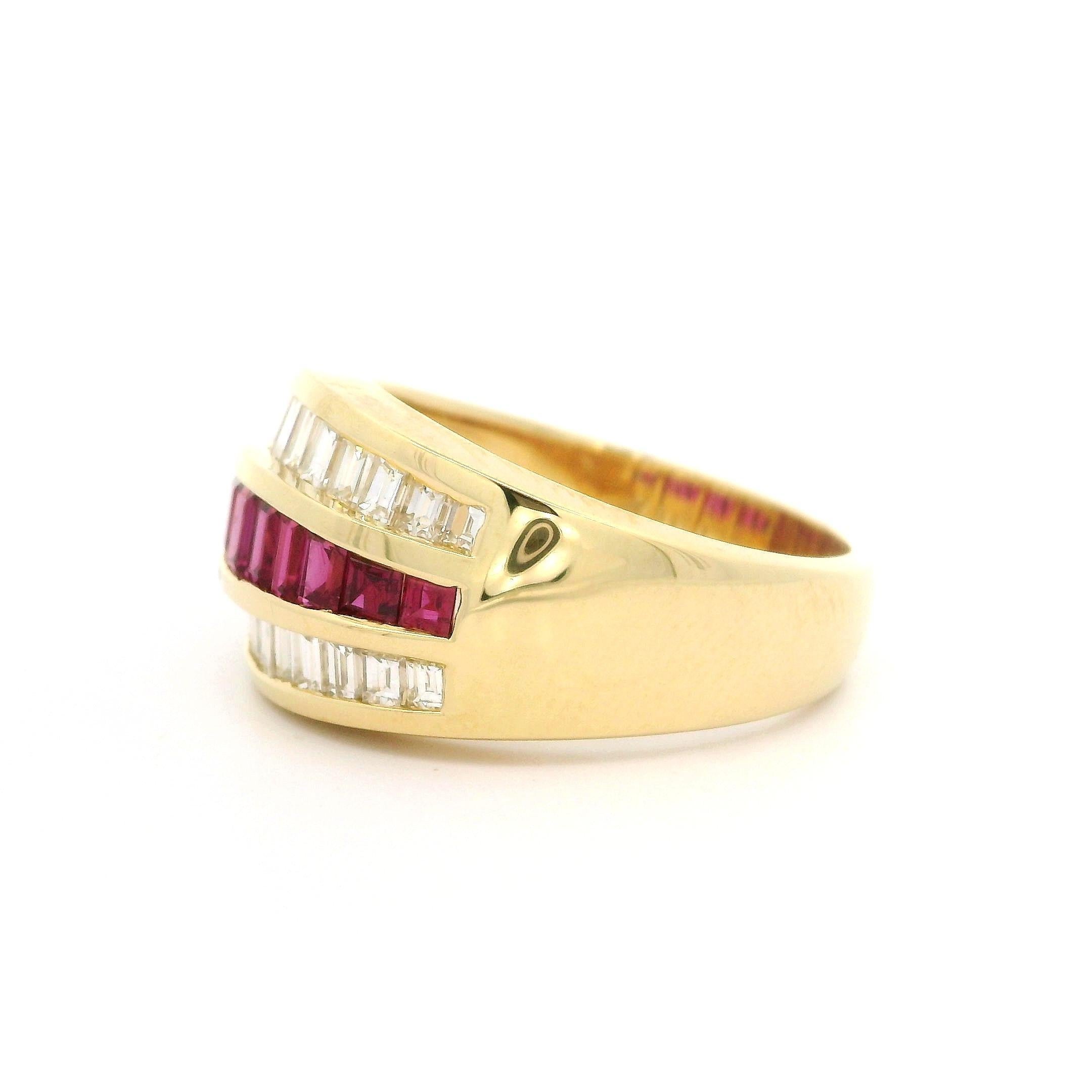 -Pierre(s)
(24) Diamants naturels véritables - taille baguette graduée - sertis en chaîne - couleur G/H - pureté VS1/VS2 - très beaux diamants - 1,28ctw (approx.)
(11) Rubis naturels véritables - taille baguette très fine - serti clos - couleur