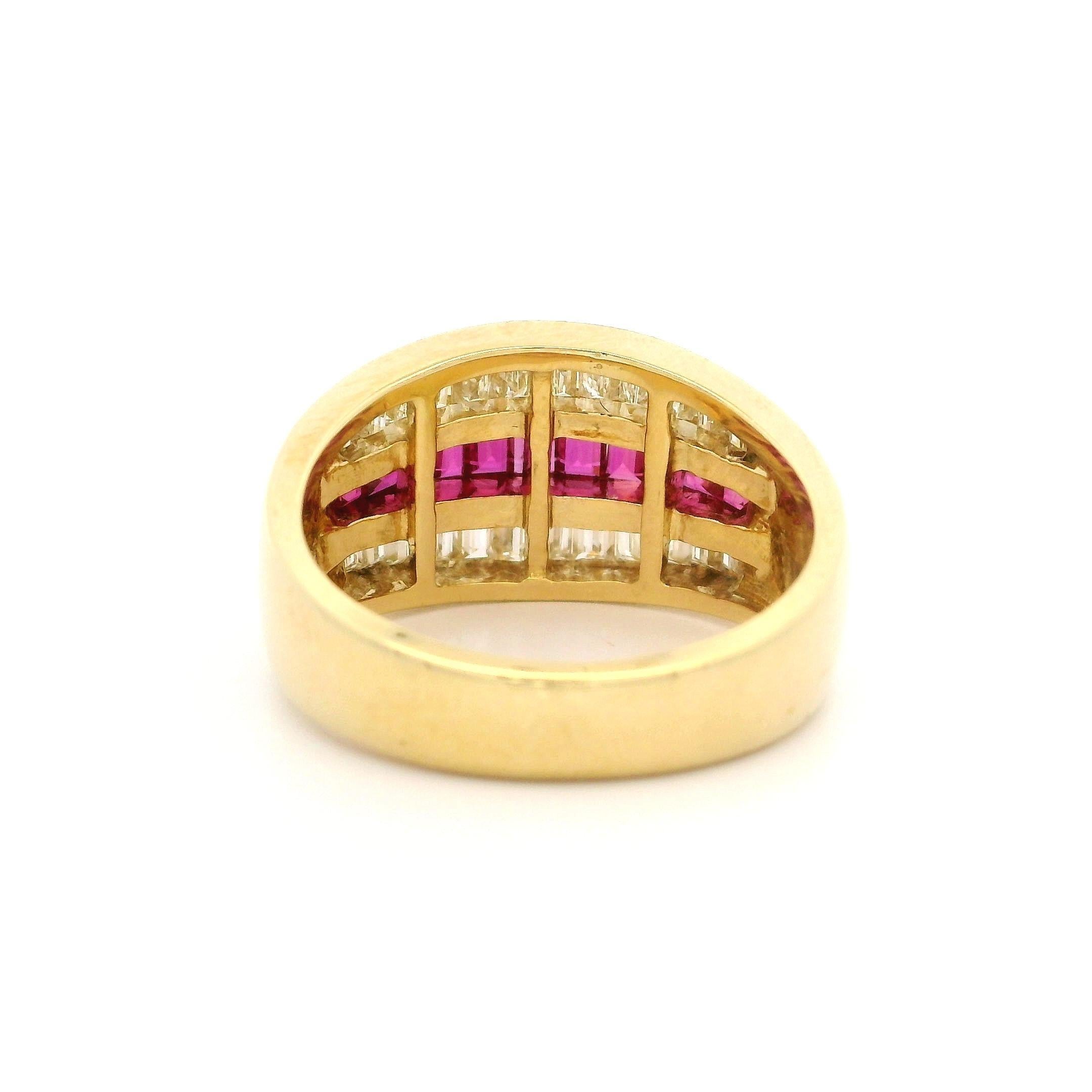Taille baguette Bague jonc large de haute qualité en or jaune 18 carats avec rubis de 2,46 carats et diamants à 3 rangs de 10,9 mm en vente