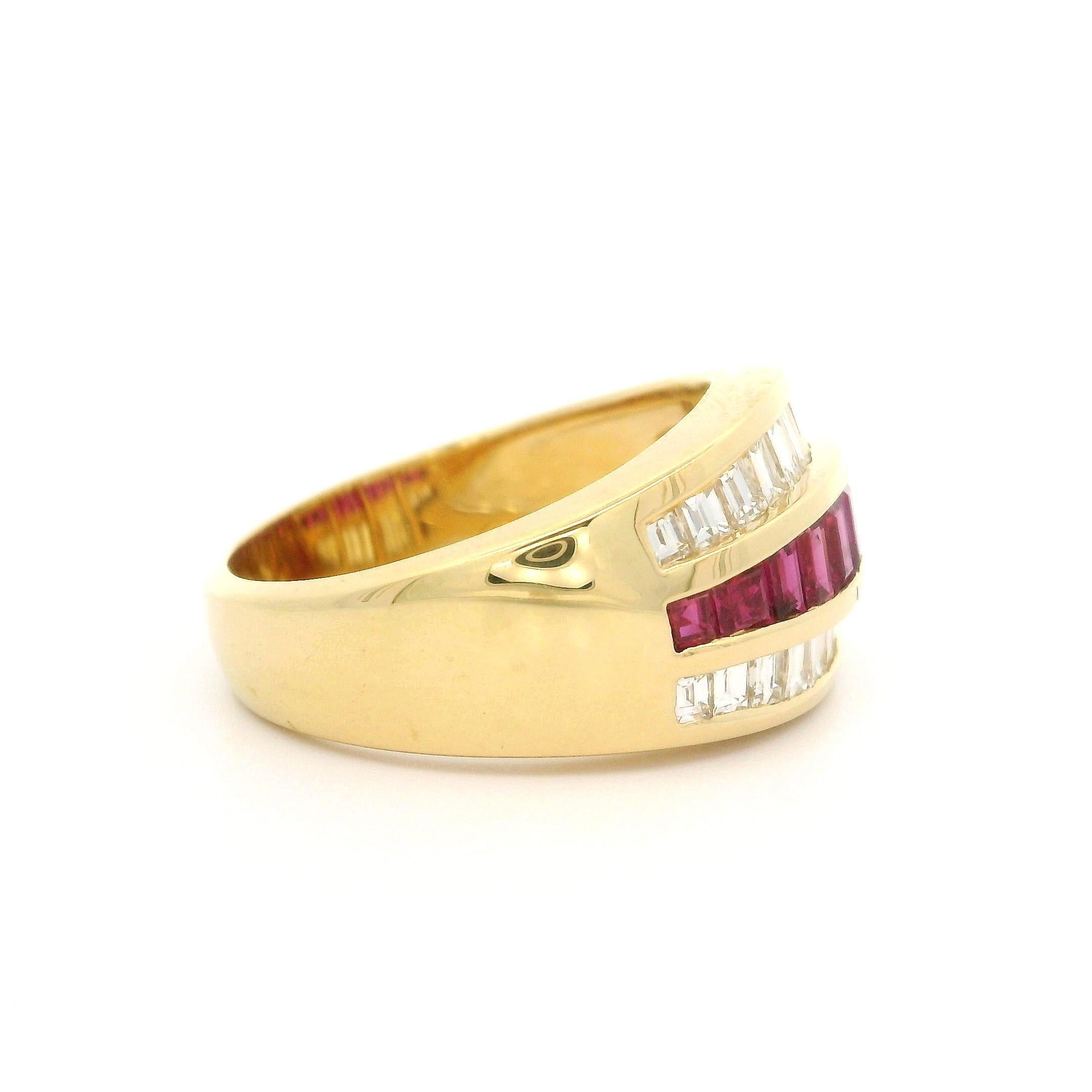 Bague jonc large de haute qualité en or jaune 18 carats avec rubis de 2,46 carats et diamants à 3 rangs de 10,9 mm Excellent état - En vente à Montclair, NJ