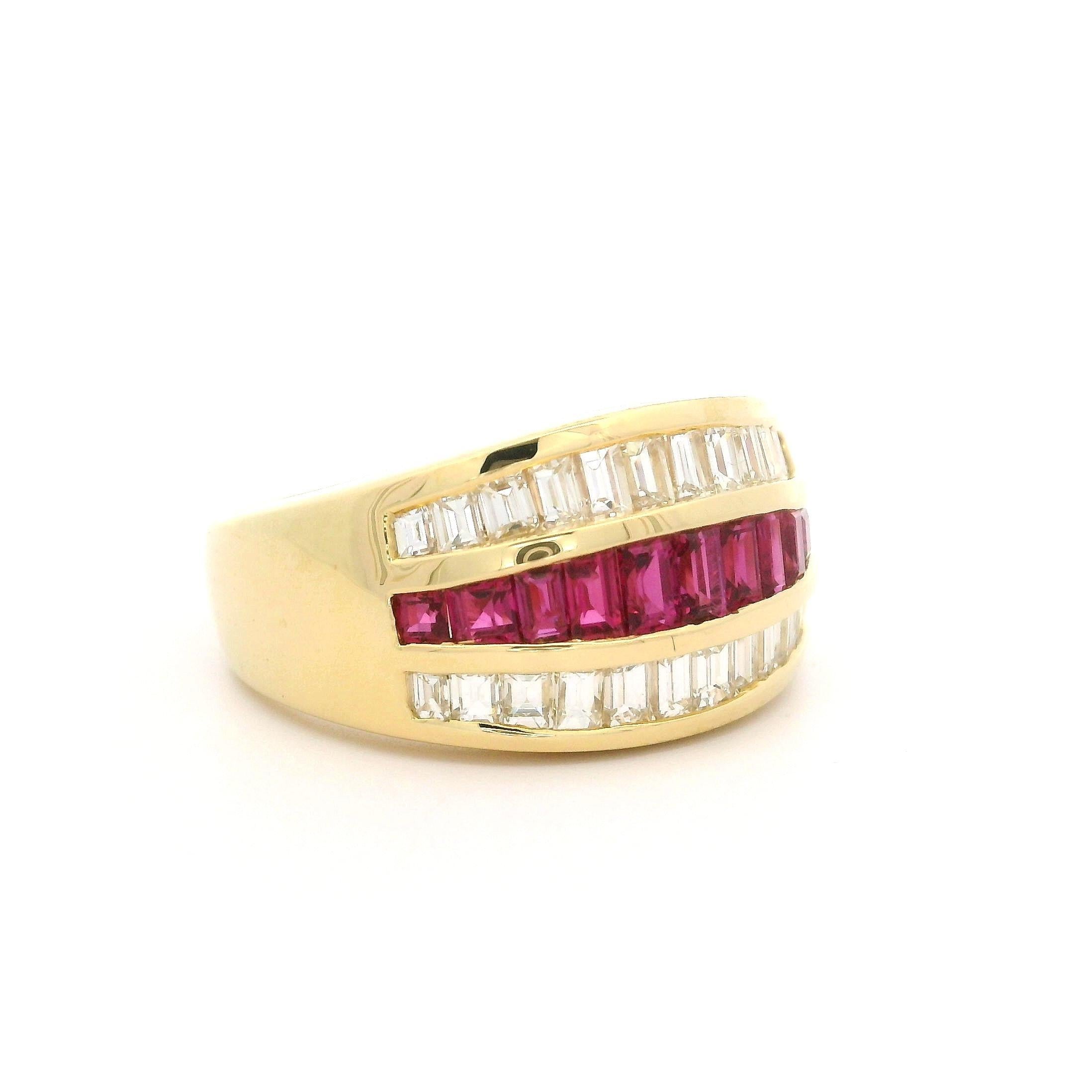 Bague jonc large de haute qualité en or jaune 18 carats avec rubis de 2,46 carats et diamants à 3 rangs de 10,9 mm en vente 1