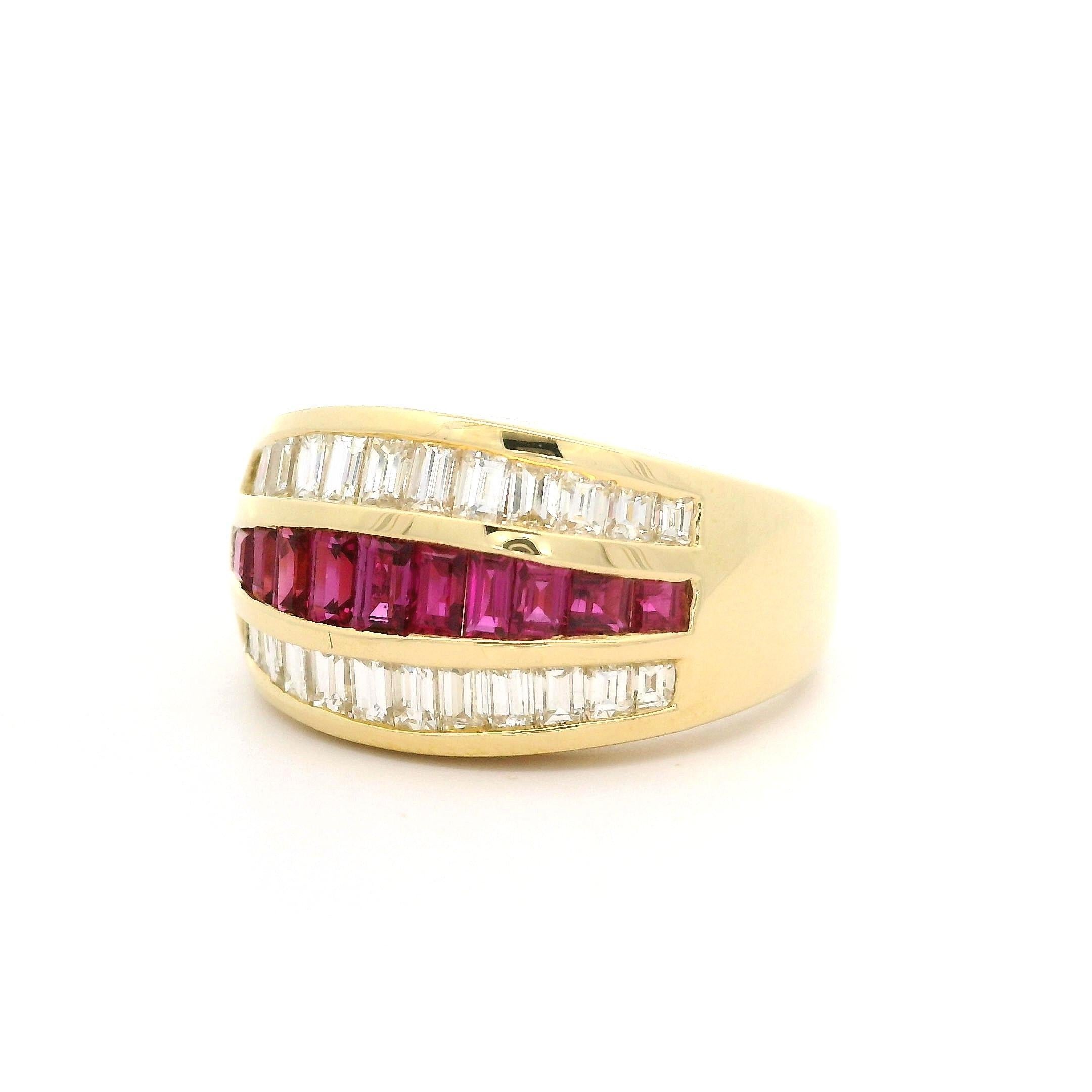 Bague jonc large de haute qualité en or jaune 18 carats avec rubis de 2,46 carats et diamants à 3 rangs de 10,9 mm en vente 2