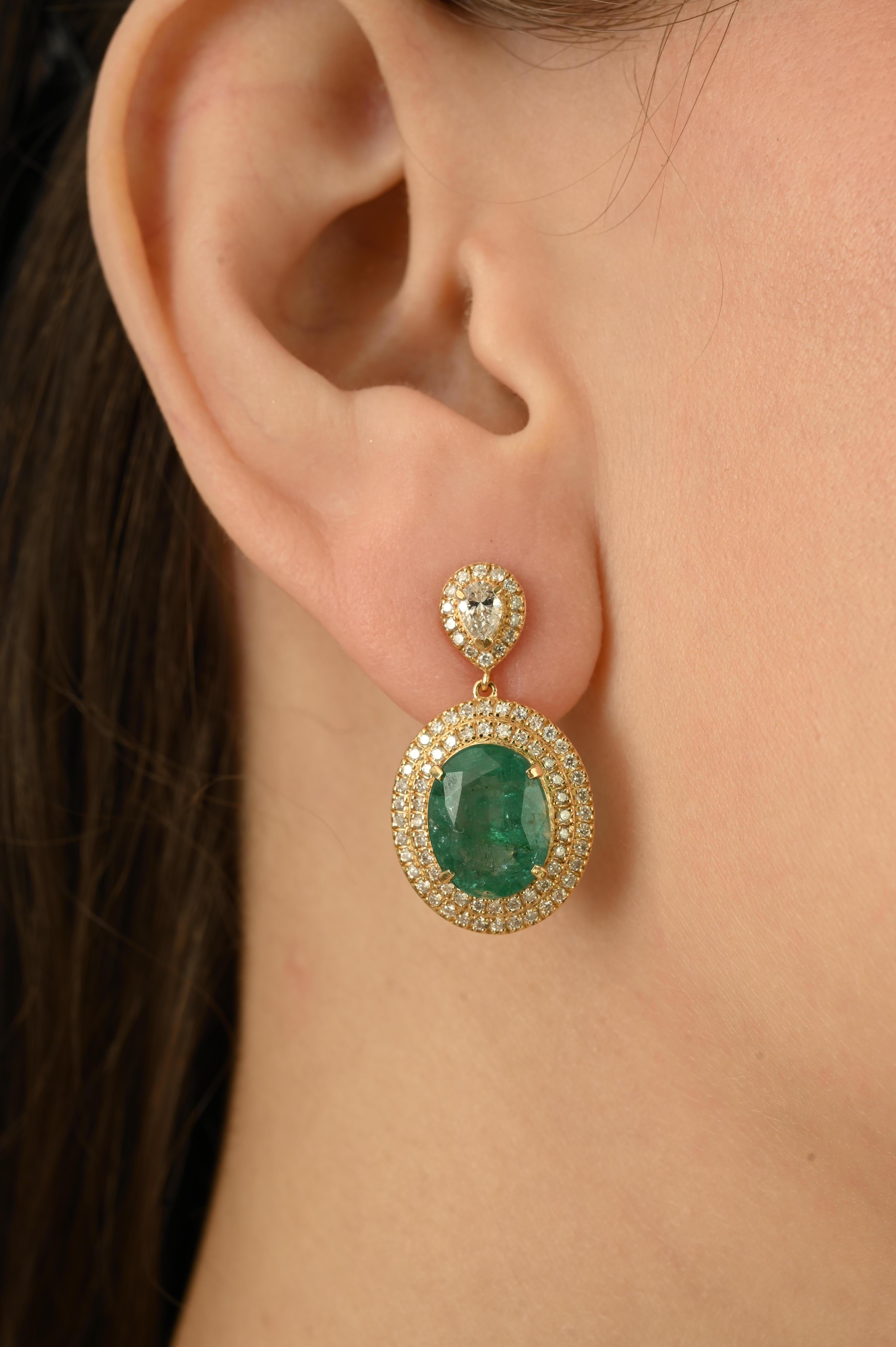 Pendientes de gota de oro amarillo de 18 quilates de alta calidad con esmeralda de 7,74 quilates y diamante de 1,42 quilates Corte oval en venta