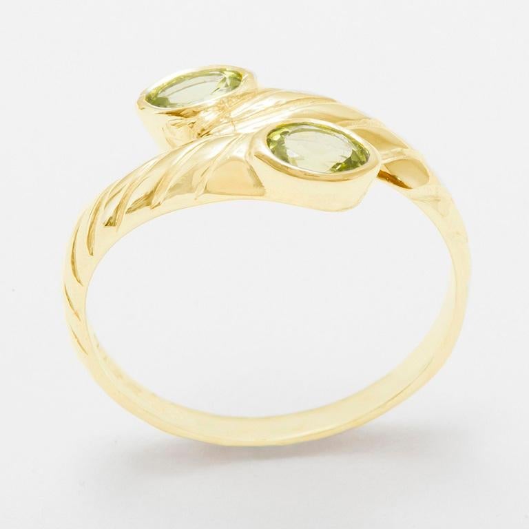 For Sale:  High Quality 18k Yellow Gold Natural Peridot Womens Band Ring Customizable 2