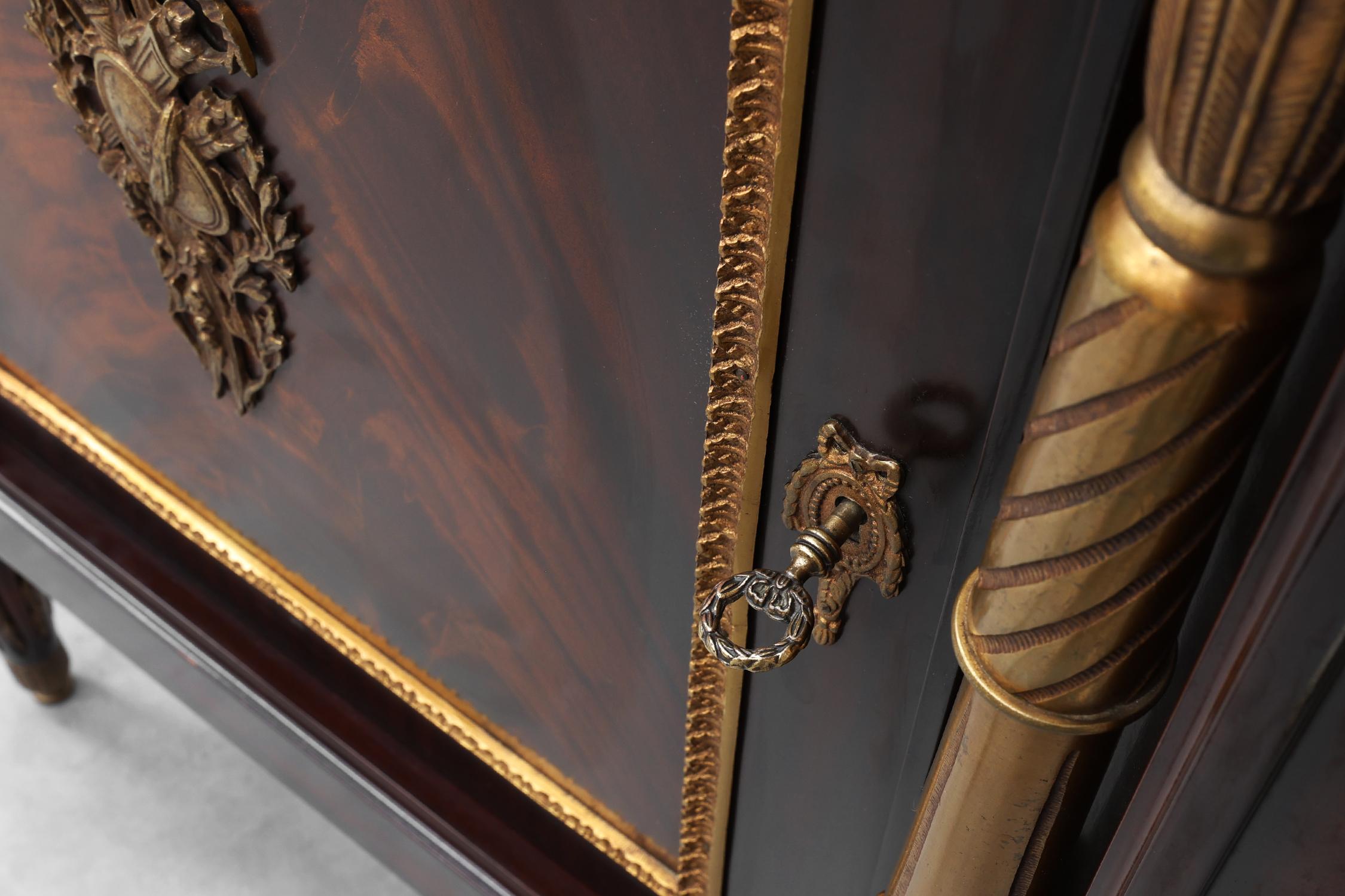 Credenza in mogano di alta qualità del XX secolo in stile Luigi XVI di E.P. Ehalt in vendita 5