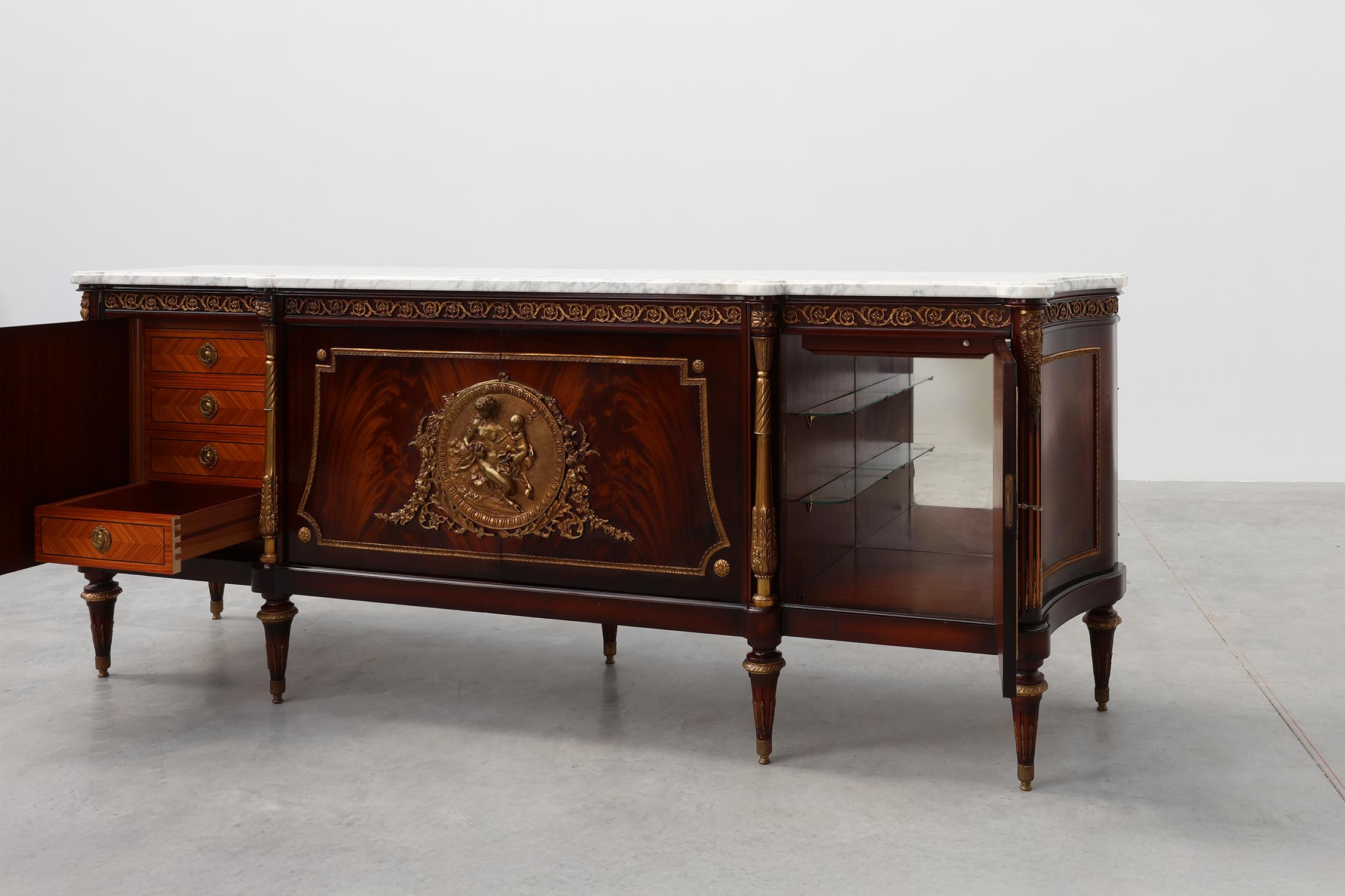 Credenza in mogano di alta qualità del XX secolo in stile Luigi XVI di E.P. Ehalt in vendita 9