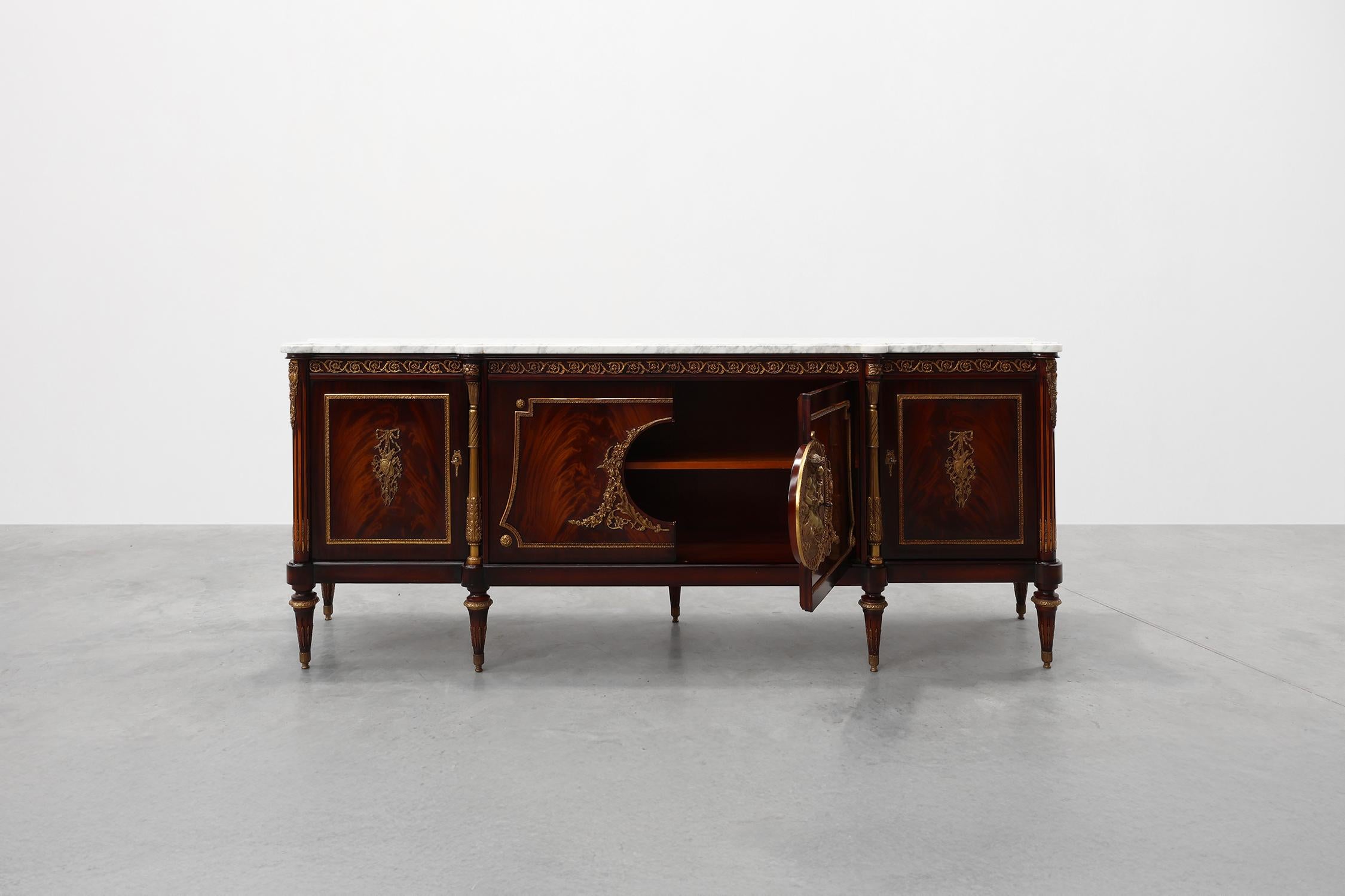 Credenza in mogano di alta qualità del XX secolo in stile Luigi XVI di E.P. Ehalt in vendita 12
