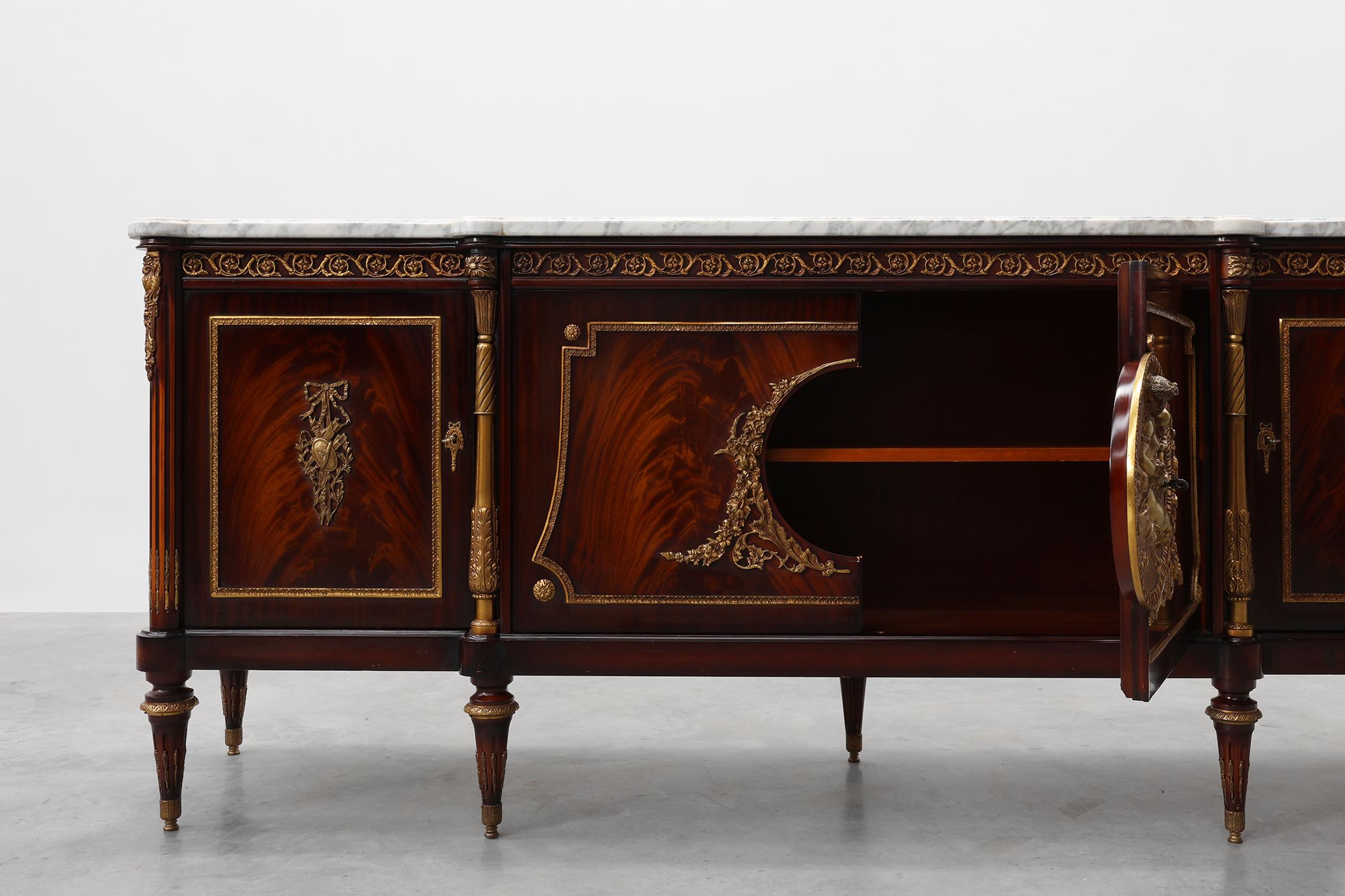 Credenza in mogano di alta qualità del XX secolo in stile Luigi XVI di E.P. Ehalt in vendita 13