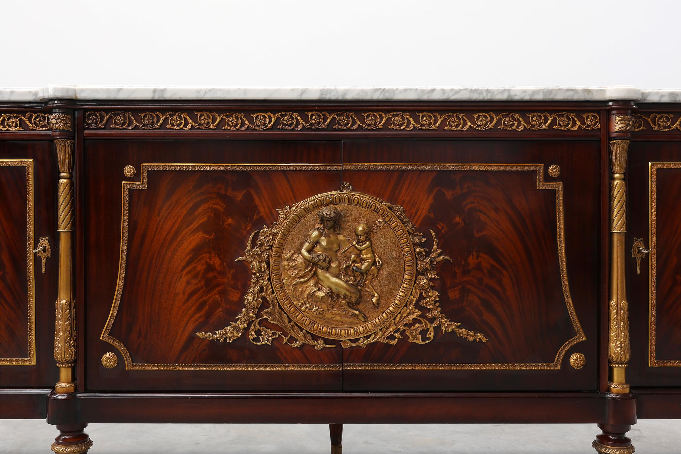 Francia / 1950 / credenza / P & A. Ehalt / legno di mogano, piano in marmo di Carrara, dettagli in bronzo / Luigi XVI

Splendida credenza a quattro ante progettata dal designer francese J & P Design. Ehalt in stile Luigi XVI. Questa credenza è
