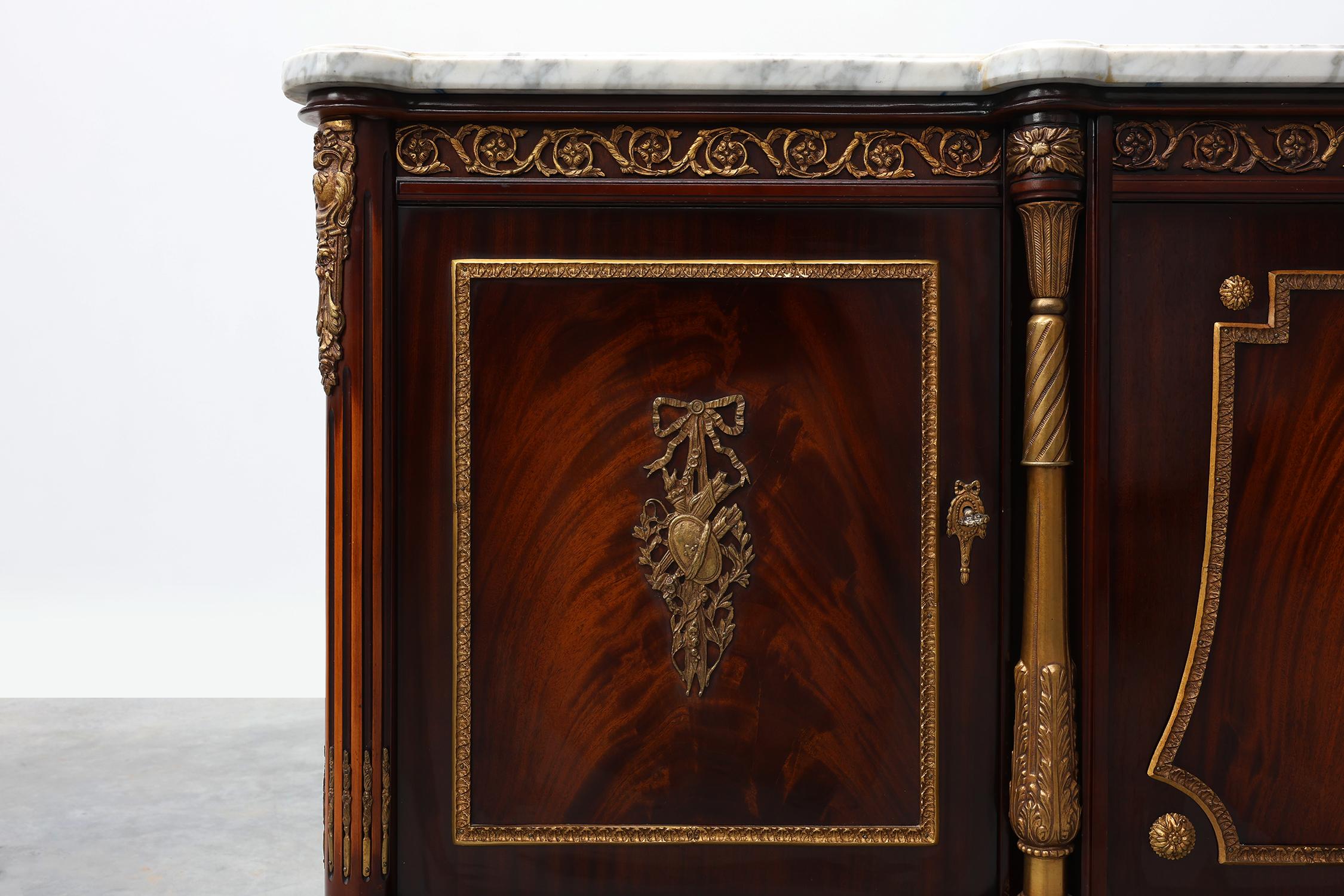 Francese Credenza in mogano di alta qualità del XX secolo in stile Luigi XVI di E.P. Ehalt in vendita
